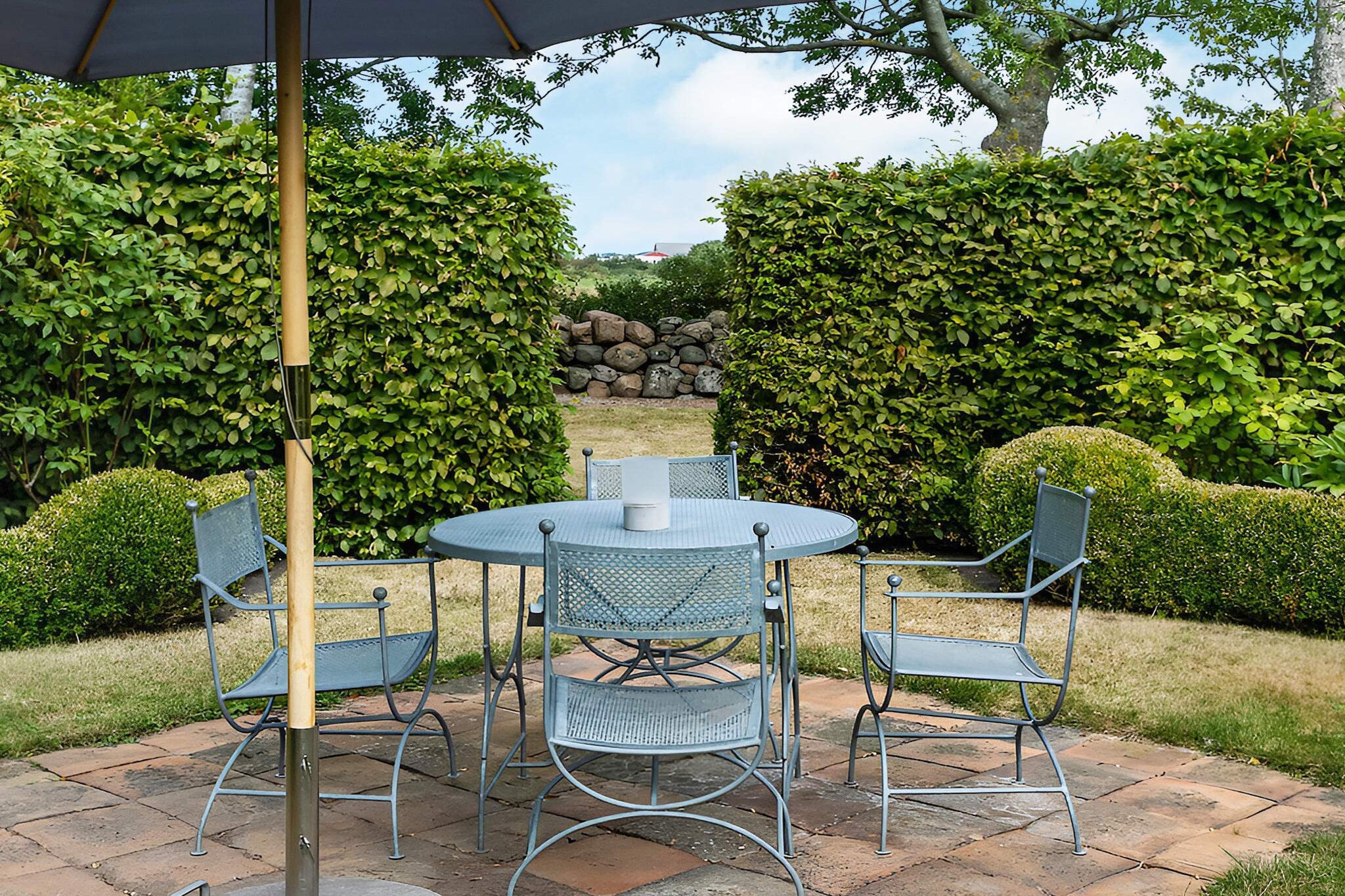 Internet Access DSL, Kitchen(cooker(electric), coffee machine, microwave, dishwasher, fridge, high chair, water from well), Living/bed room, bedroom(double bed), bedroom(double bed), bedroom(2x single bed), bathroom(washbasin, shower, toilet), heating(electric), garden, garden furniture, parking, swimming pool(outside), air to air heatpump