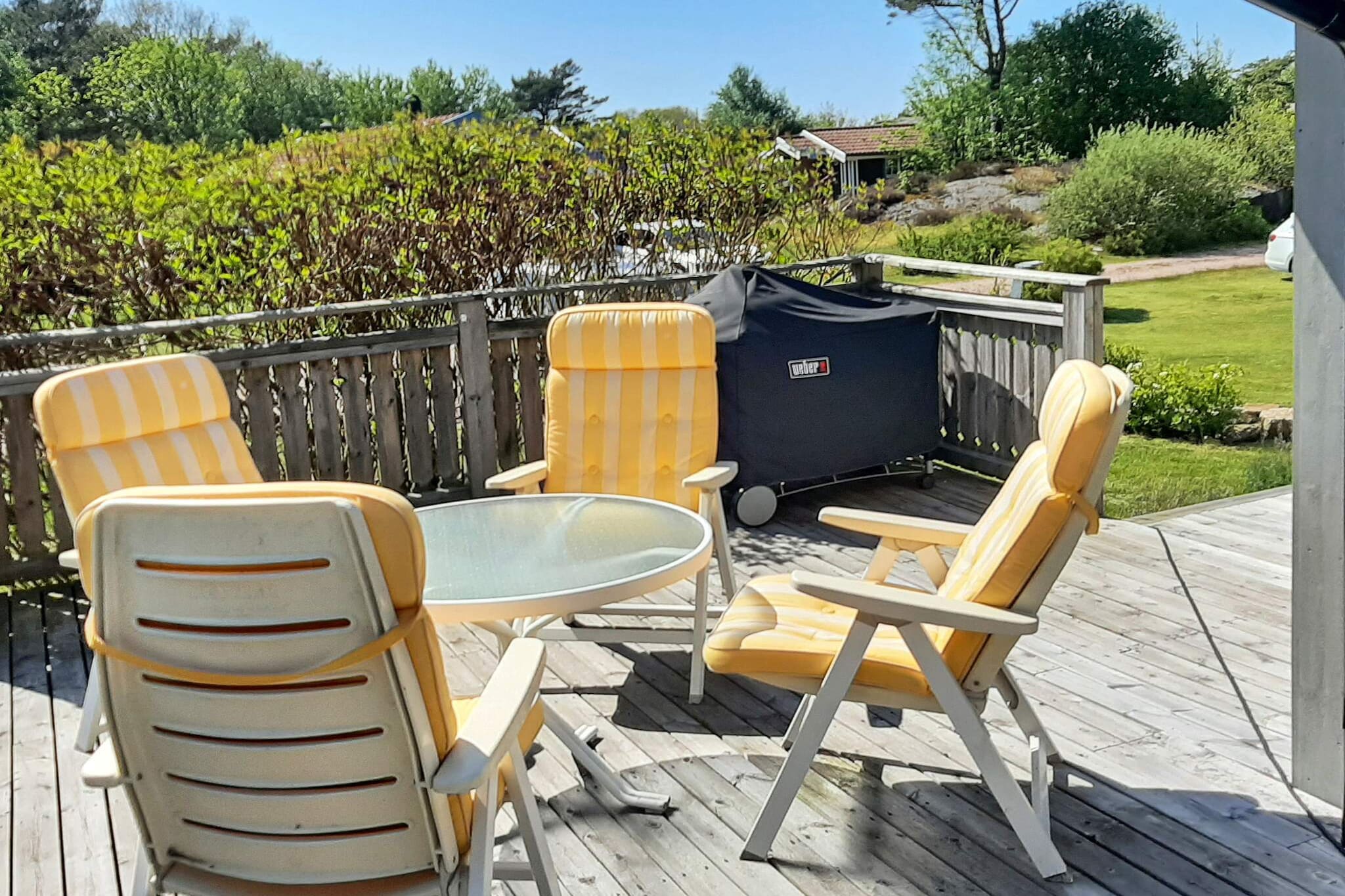 Cozy and homely accommodation in a sunny location close to the sea. Welcome to this cozy and homely cottage located in a small cottage area near the charming coastal idyll and fishing village of Grundsund. The long narrow community is divided by a canal that separates SkaftÃ¶ from the small island of Ã–sÃ¶. Along the canal there are picturesque boathouses and piers from different eras. There are professional fishermen here where you can buy fresh fish, prawns and crabs directly from the boats. At the Ã–stra kajen, a new promenade has been built, a long jetty to SkÃ¤ddhÃ¥lan and which then continues on a hiking trail to Vigene bathing place, which is also your cottage's bathing place within walking distance. This cozy coastal community, with its beautiful villas and sea-splashed piers, is popular in many ways, for example large parts of the popular TV series SaltÃ¶n were filmed here. There are several bathing spots in the area for a cooling swim, sand between your toes and relaxation on the sun-warmed rocks. Experience the archipelago by e.g. rent a kayak or go on a seal safari or hike on coastal roads and paths. From a welcoming veranda with summer furniture you come to the entrance door, on the inside you are met by a hall that leads on to the kitchen with stove, fridge/freezer, microwave, coffee maker and dishwasher, dining area, living room with wonderfully comfortable sofa group, reading corner and TV, three bedrooms, one with double bed and two with single bed, WC and separate shower room where there is also a washing machine. From the living room, double doors lead out onto the cottage's patio area with outdoor furniture and a barbecue where you can enjoy delicious meals, read a good book or perhaps just relax after a lovely day at the beach or golf course. The cabin is equipped with fiber connection. From the cabin you can also easily make day trips to other places worth visiting on SkaftÃ¶ or Havets Hus in Lysekil, Nordens Ark, SmÃ¶gen, Kungshamn or other fishing and boating communities in northern BohuslÃ¤n. The idyllic island of Bassholmen with its museum of traditional boats is also well worth a visit. Welcome to a wonderful holiday in Grundsund!