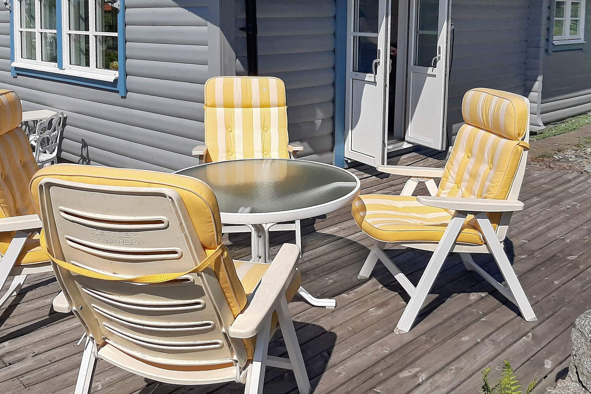 Internet Access DSL, Kitchen(cooker(electric), hood, coffee machine, microwave, dishwasher, fridge-freezer), Living/bed room, bedroom(double bed), bedroom(single bed), bedroom(single bed), bathroom(washbasin, toilet), shower, washing machine, heating(electric), terrace(garden furniture), terrace(roofed), parking, air to air heatpump