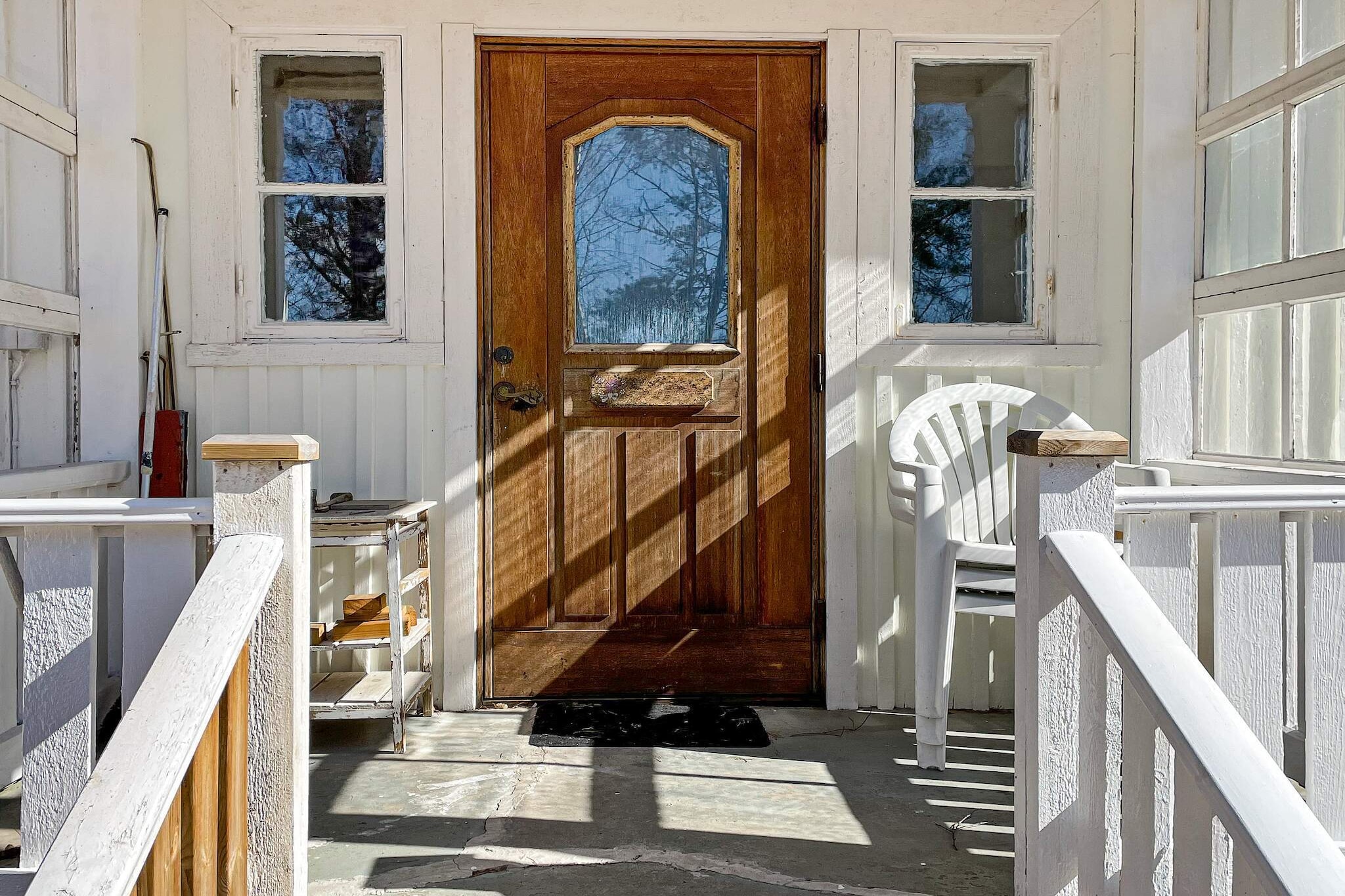 Enjoy nature at this beautiful house! When you have turned off the 62 at Vedugnsbageriet, you are close to tranquility and a cozy stay in Värmland's beautiful nature. The last bit to the house your drive is beautifully surrounded by trees before the beautiful white house towers up. Park at the front or the back, there's plenty of room to spread out. The back offers a large, lovely lawn perfect for summer games. The front has a nice view over meadows and down towards the cozy stone oven bakery with generous opening hours during the summer. When you put the key in the lock and enter the hall, you are in the heart of the house. From here you reach the house's WC, the upper floor, the living room and the kitchen. Straight ahead is the large living room with both sofa and armchair. From here you reach the first bedroom (double bed). The room next door is the large, spacious kitchen with all the amenities you need for your stay. One floor up you will find the shower room with washing machine and the house's second bedroom (two single beds). Unfortunately, the tile stove cannot be used. On the courtyard there are 3 wells that you can be a little extra vigilant about. In addition to the stone oven bakery 5 minutes' walk away, this part of Värmland offers many fine excursion destinations. Among other things, a pancake house 4km away. 3 minutes by car you will find an organic farm shop (open from midsummer). Proximity to both Munkfors and Hagfors where all amenities are available such as food, restaurants and cinema. Close to several bathing spots.