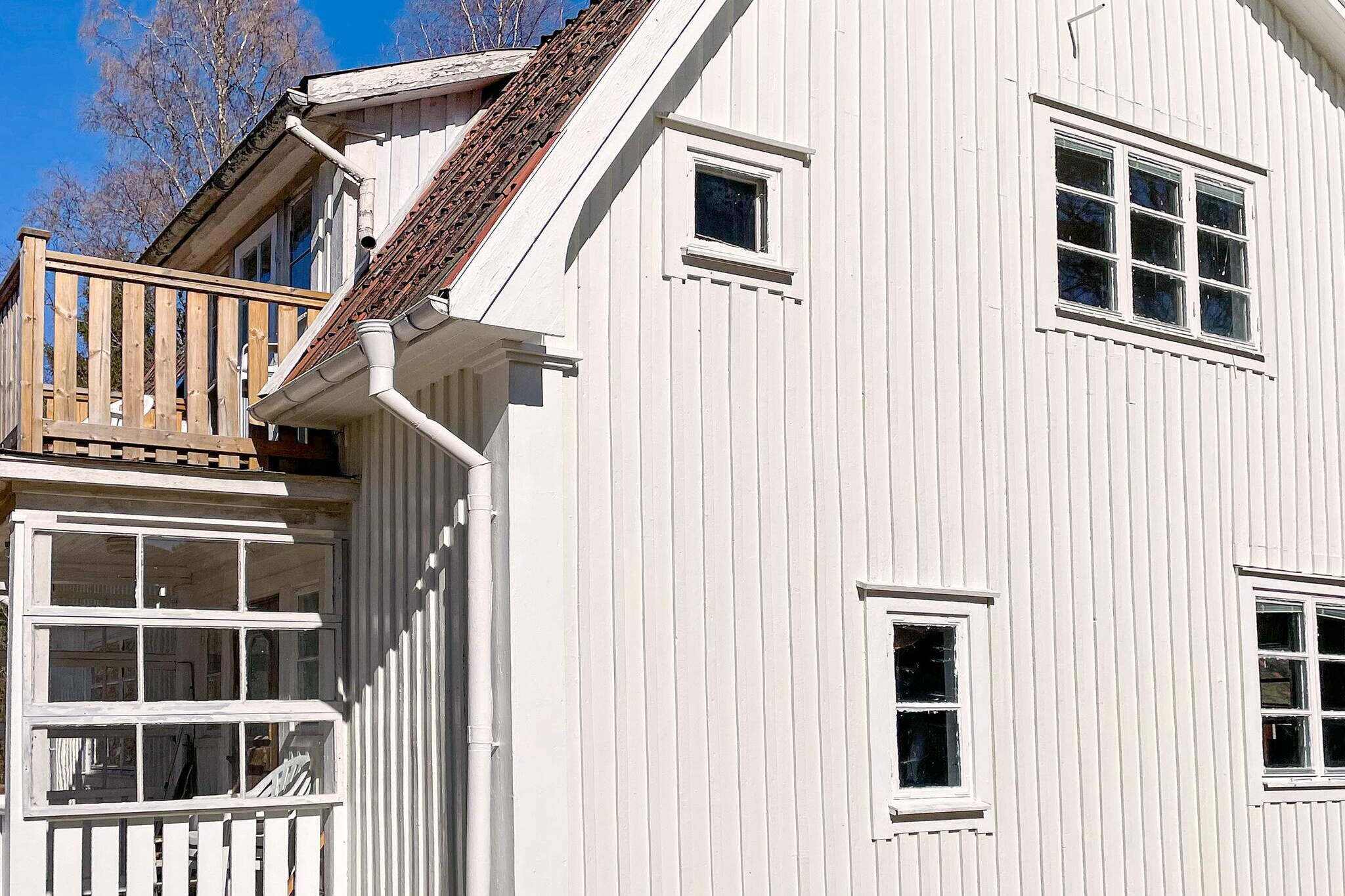 Kitchen(cooker(electric), oven, microwave, fridge-freezer), Living/bed room(TV(swedish TV channels)), bedroom(2x single bed), bedroom(2x single bed), bathroom(washbasin, toilet), shower, washing machine, heating(electric), parking