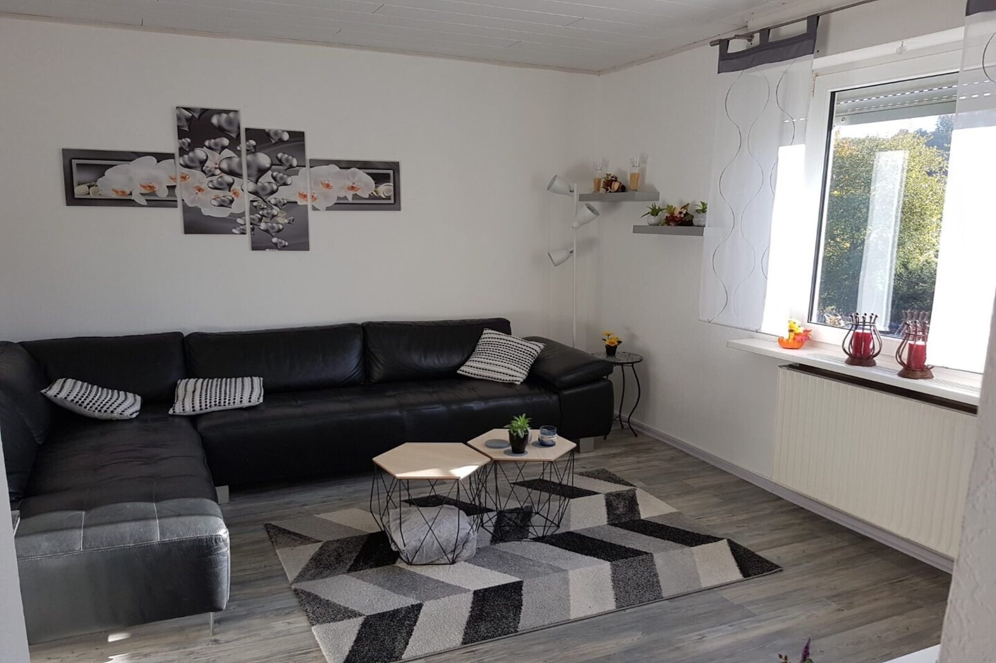 Ground floor: (Entrance, Living room(TV, seating area), Kitchen(electric kettle, cooker(ceramic), coffee machine(filter, pads), oven, combination microwave, dishwasher, fridge), bedroom(double bed(boxspring)), bathroom(shower, washbasin, toilet, hairdryer), toilet(washbasin))\n\nOn the 1st floor: (bedroom(double bed(boxspring)), bedroom(double bed(boxspring)), bathroom(shower, washbasin, toilet))\n\ntumble dryer, cot, washing machine, terrace, garden, garden furniture, BBQ, 2x parking, table tennis table, darts, high chair, party games