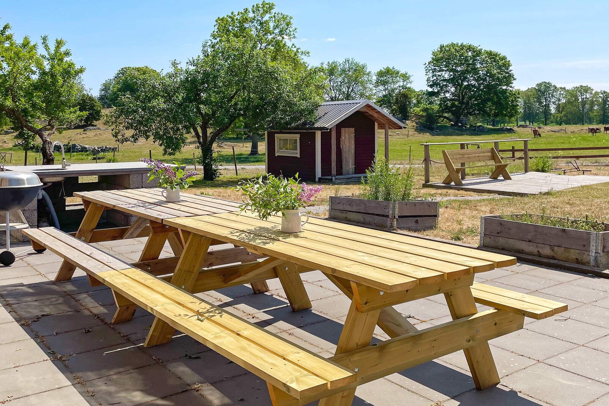 Now there is a unique opportunity to live in Tveta school, where the school scenes from Astrid Lindgren's &quot;The Children from Bullerbyn&quot; were filmed. Here you live with one of Sweden's absolute most beautiful views over vast expanses and beautiful pastures where the cows graze. You have over 200 square meters on two floors of this fantastic house all to yourself with only the beautiful Tveta church as a neighbor. In the large garden there is a paved patio with outdoor furniture and a barbecue. The beautiful double doors lead into the large entrance hall, where the living room opens up to the fantastic kitchen with induction hob, oven, microwave, large fridge and freezer. The view is magnificent through the large, beautiful window sections. On the lower floor there are also two lovely bedrooms, one with a double bed and one with a bunk bed and a single bed. Upstairs there is a smaller kitchen with dining area and another living room with dining area, sofa furniture and TV. There are two bedrooms here, one with a double bed, the other without a window has a single bed and a wider bunk bed. You have three bathrooms with toilet, sink and shower. Laundry room with washing machine available. Not allowed to charge electric cars Not rented out to youth groups or for parties Burning in wood stoves/tiled stoves is not permitted In the Garden there is a playhouse with various toys. There is a swimming area in LillesjÃ¶ near MÃ¶rlunda and in HesjÃ¶n near MÃ¥lilla. You can make excursions in the spirit of Astrid Lindgren and visit e.g. her childhood home NÃ¤s, Emils LÃ¶nneberga or Bullerbyn. You are close to Dackestupet, where there are hiking trails, trail running, barbecue hut, viewpoint, swimming area and mountain bike tracks. Also, don't miss More Kastell, the eight-km mighty, long gorge. You can pick strawberries and raspberries at Axelssons in Aby. In MÃ¥lilla there is a popular moose park. You have 40 km to Oskarshamn, which offers bathing spots by the sea, restaurants and shopping.