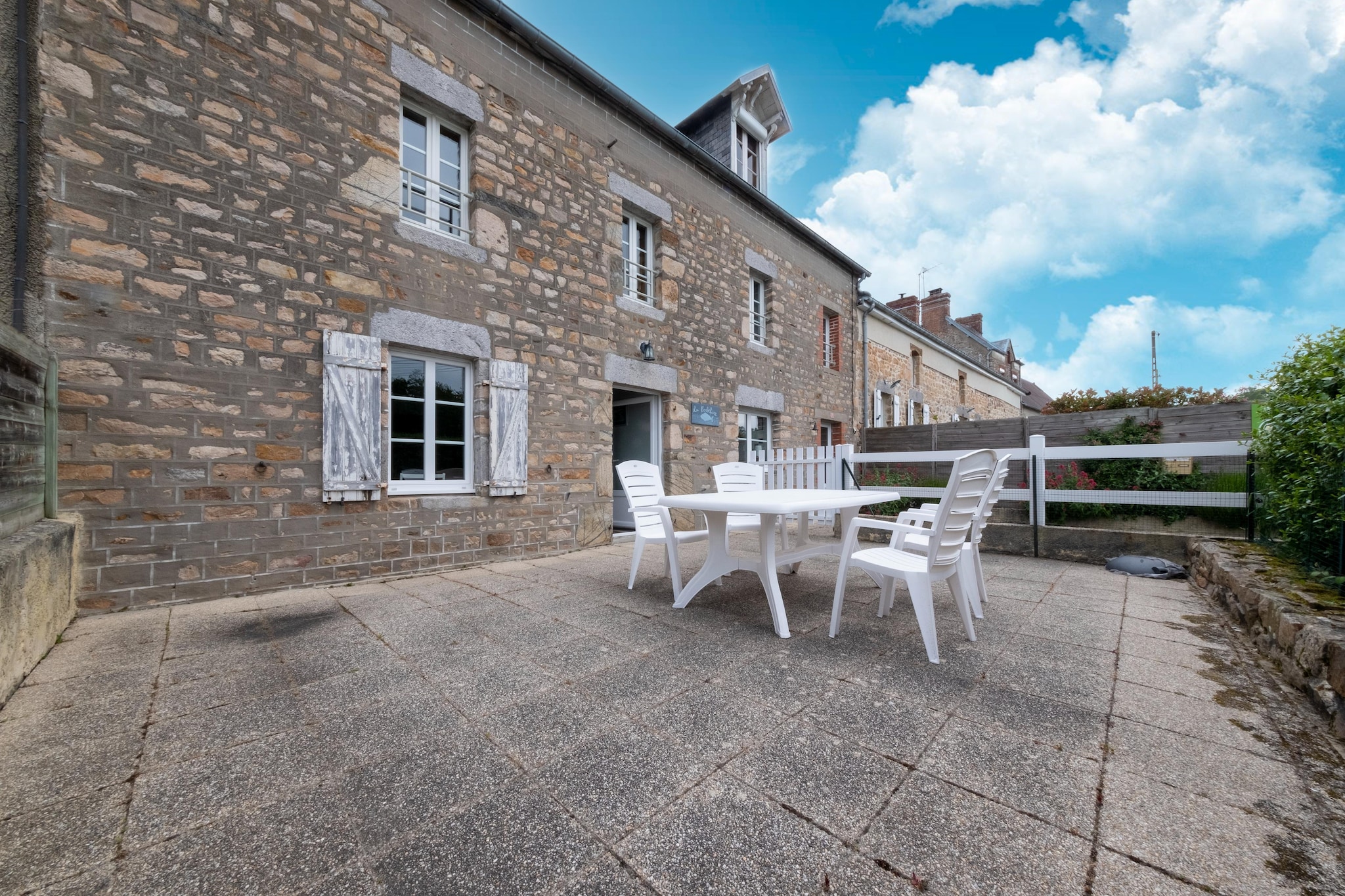 Ground floor: (Kitchen(electric kettle, coffee machine, microwave, dishwasher, fridge-freezer), pantry, Living/diningroom(TV, dining table, fireplace, seating area), toilet)\n\nOn the 1st floor: (bedroom(double bed(140 x 200 cm)), bedroom(single bed(90 x 200 cm), single bed(90 x 200 cm), single bed(90 x 200 cm)), bathroom(bath tub, washbasin, toilet))\n\ngarden doors, terrace, garden, garden furniture, parking