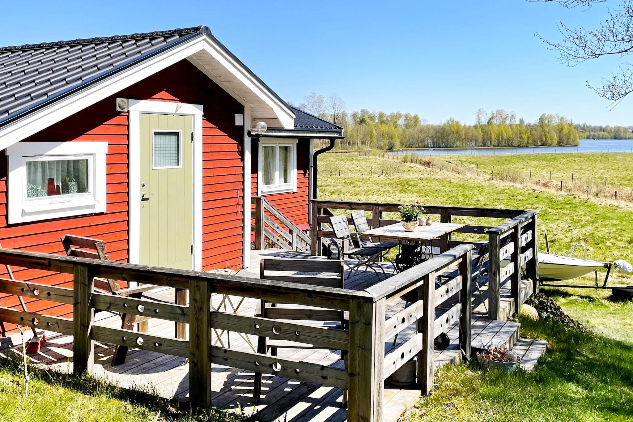 Summer idyll by the water. The cottage is situated high up in a smaller cottage area and offers a magical view of the lake. With a walk of only 150 meters, you come down to the cozy bathing area. If you like swimming, we also recommend that you take a car trip of approx. 15 kilometers to the artificial bathing place Kojtet, which is known for its clear water and fine sand. On site in the cabin you can rent a boat. So take the opportunity to take a romantic or peaceful trip on the lake, or try your luck at fishing. Lake Salen is known for its abundance of large zander, pike and perch. The cabin is 50 square meters and cozily furnished and offers views of the bay from several directions, not least from the terrace. Here you drink your morning coffee until the sunrise and the wine until the sunset. The cabin consists of a combined kitchen/dining room/bedroom and a combined living room/bedroom with TV. The shower, toilet, washing machine and sauna are in a separate building just a few meters from the cottage. The host also offers you to use the cozy sauna, which is located in the same building, for a fee. Popular excursion destinations - Tyrol (2 km) Dancing, markets, car shows, flea markets. Växjö (25km) restaurant visit and shopping center. Kosta (90km) Glassworks and outlet stores. Rydaholm (35km) Picture museum. Alvesta (17 km) Alvesta golf club 18 holes. Åsnen nature reserve (50km). Vandalorum (60km) international contemporary art and design. Huseby (25km), old working environment. Hanaslöv (15km) Mountain bike track and ski slope.