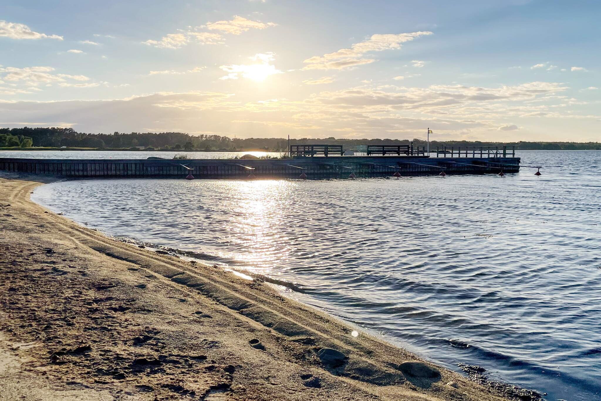 In the middle of the leafy forest with land adjacent to Norje Boke's campsite, this fresh and tastefully decorated house is located in a cottage area. Here you have the peace and proximity to the beach, the restaurant and the shop for a relaxing and wonderful holiday. Via the entrance from the terrace you enter the living room, which immediately gives a cozy impression through the wood burning stove and chaise longue for lovely, lazy days with the best reading. There are 2 sofas, one of which is a sofa bed, in this light and airy TV room. From here you have access to the bathroom with washing machine and plenty of bench storage. The bedroom is also wall-to-wall with the living room and toilet. Inside the living room you will find the heart of the house with a kitchen area and a very pleasant dining area with room for many around the table. Here, there is also a lot of light from windows in almost all directions and the opportunity to sit down in one of the armchairs to digest the food. There is much to discover just walking distance from the house, for example the playground equipment on the beach, farm shops with everything from home-grown vegetables to gift and clothes shopping. If you want to take the car for a slightly longer trip, the entire Listerlandet with its beautiful nature and coast is only a cpule kilometers away. A day trip from Nogersund by boat to beautiful HanÃ¶ for a visit to the lighthouse and maybe an ice cream at the ferry stop. Fishing communities such as HÃ¶rvik and KrokÃ¥s replace each other along the Baltic coast. For those interested in football, games are played in the Allsvenskan at Strandvallen in HÃ¤llevik. In the small-town idyll of SÃ¶lvesborg there are sights such as the castle and the SÃ¶lvesborg bridge with its 760 m pedestrian and cycle path over Ljungaviken. Welcome!