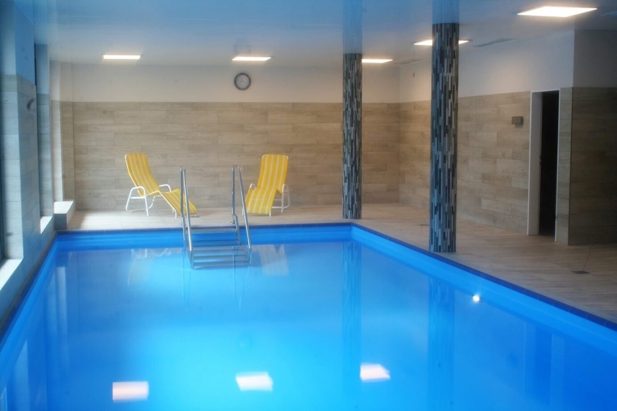 You enter this apartment through the spacious entrance area with cloakroom and have access to a bright living room with a comfortable living and dining area and a balcony. Adjacent to the living room is the luxurious kitchen, equipped with all modern conveniences and containing a washing machine and dryer. The apartment is suitable for 6 people and has 3 bedrooms. The master bedroom, with a double bed and ample storage space and access to the balcony, has an en-suite bathroom with sink, toilet and walk-in shower. The second bedroom has a double bed and the third bedroom has 2 single beds. Both bedrooms offer enough storage space and share a bathroom that is accessible from the hallway. The apartment has 2 parking spaces and a storage room where you can store your skis in winter. From the central entrance of the apartment complex you can reach the wellness area (accessible only to owners and guests of the apartment complex) with a heated swimming pool (free of charge), sauna (for a small fee), showers and changing rooms. Even as a walker you can go in all directions; You can take endless walks directly from the apartment.
