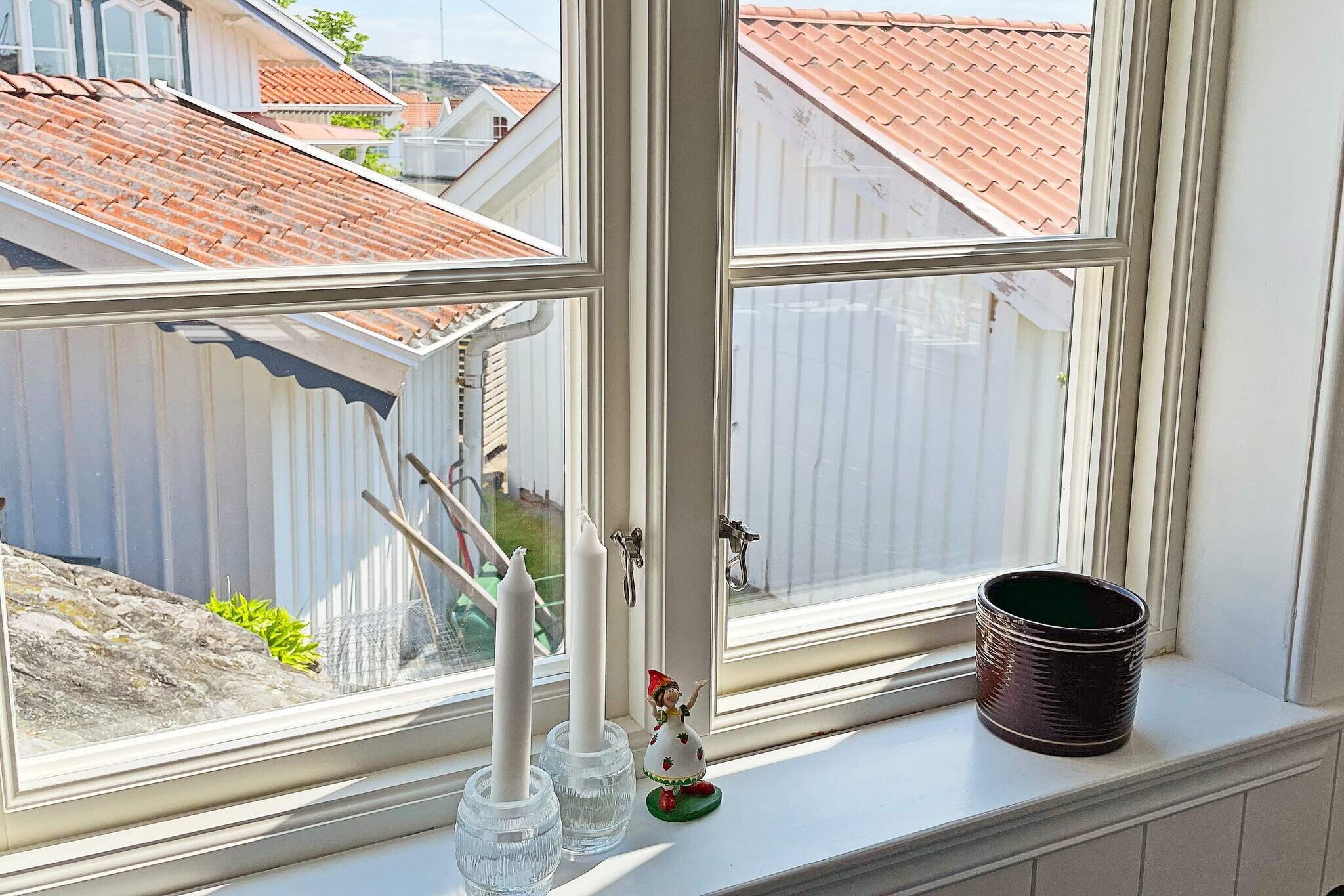 Internet Access DSL, Living room(double folding bed), Kitchen(coffee machine, oven, microwave, fridge(+ freezer)), Living/bed room(double folding bed), bathroom(washbasin, shower, toilet, washing machine), heating(electric), parking