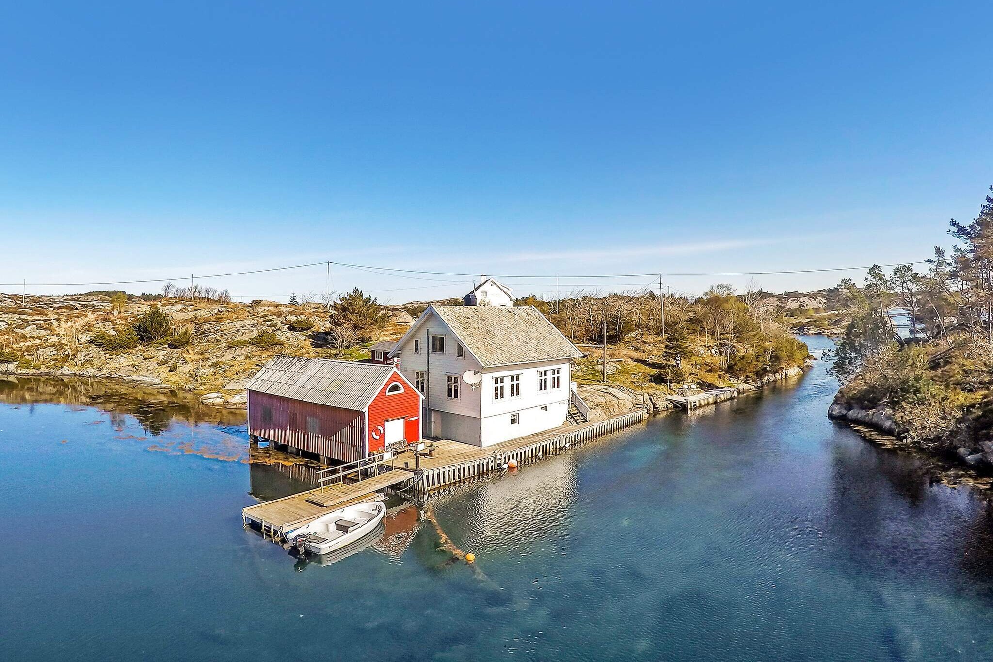 Annex(10 m2): \n\nInternet Access DSL, Kitchen(cooker(electric), hood, coffee machine(filter), waffle iron, microwave, dishwasher, fridge, freezer(100-139L), washing machine), Living/bed room(31 m2)(TV(german television channels, norvegian TV channels ), chromecast), bedroom(double bed), bedroom(single bed), bedroom(double bed), bedroom(single bed), bathroom(bathtub or shower, washbasin, toilet), heating(electric), terrace(40 m2), garden furniture, BBQ, parking, fish cleaning table, air to air heatpump