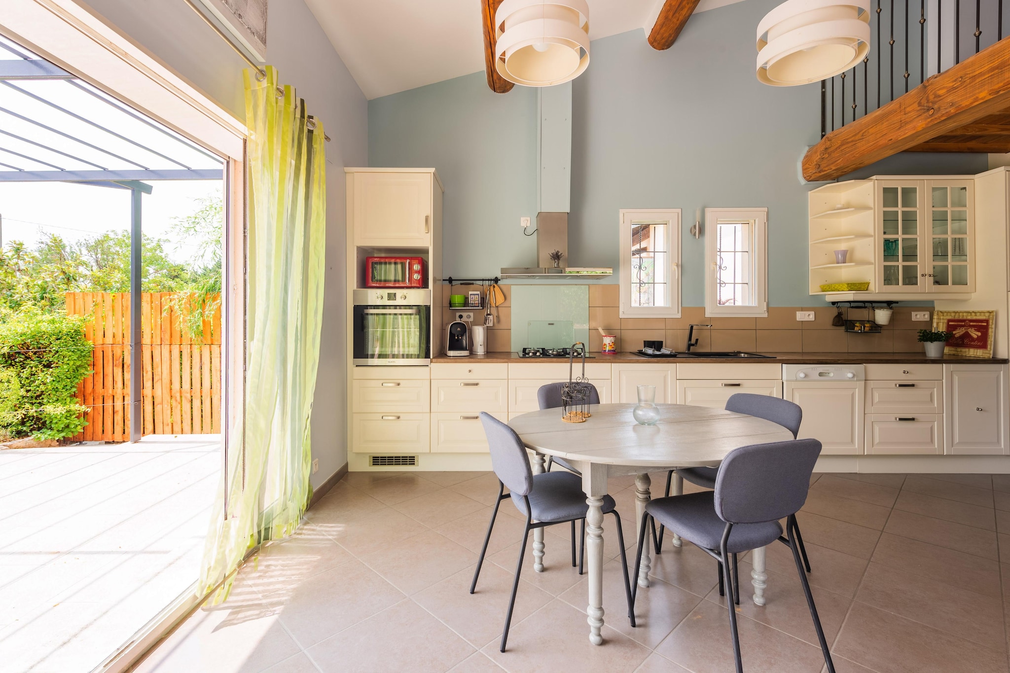 Ground floor: (open kitchen(coffee machine, oven, microwave, dishwasher, fridge), Living/diningroom(TV, dining table, seating area), Bedroom with bathroom(double bed, shower, washbasin), toilet, air conditioning)\n\nmezzanine: (bedroom(single bed, single bed), bedroom(single bed), bathroom(bathtub or shower, washbasin, toilet))\n\nterrace, terrace(roofed), garden, parking, plancha grill