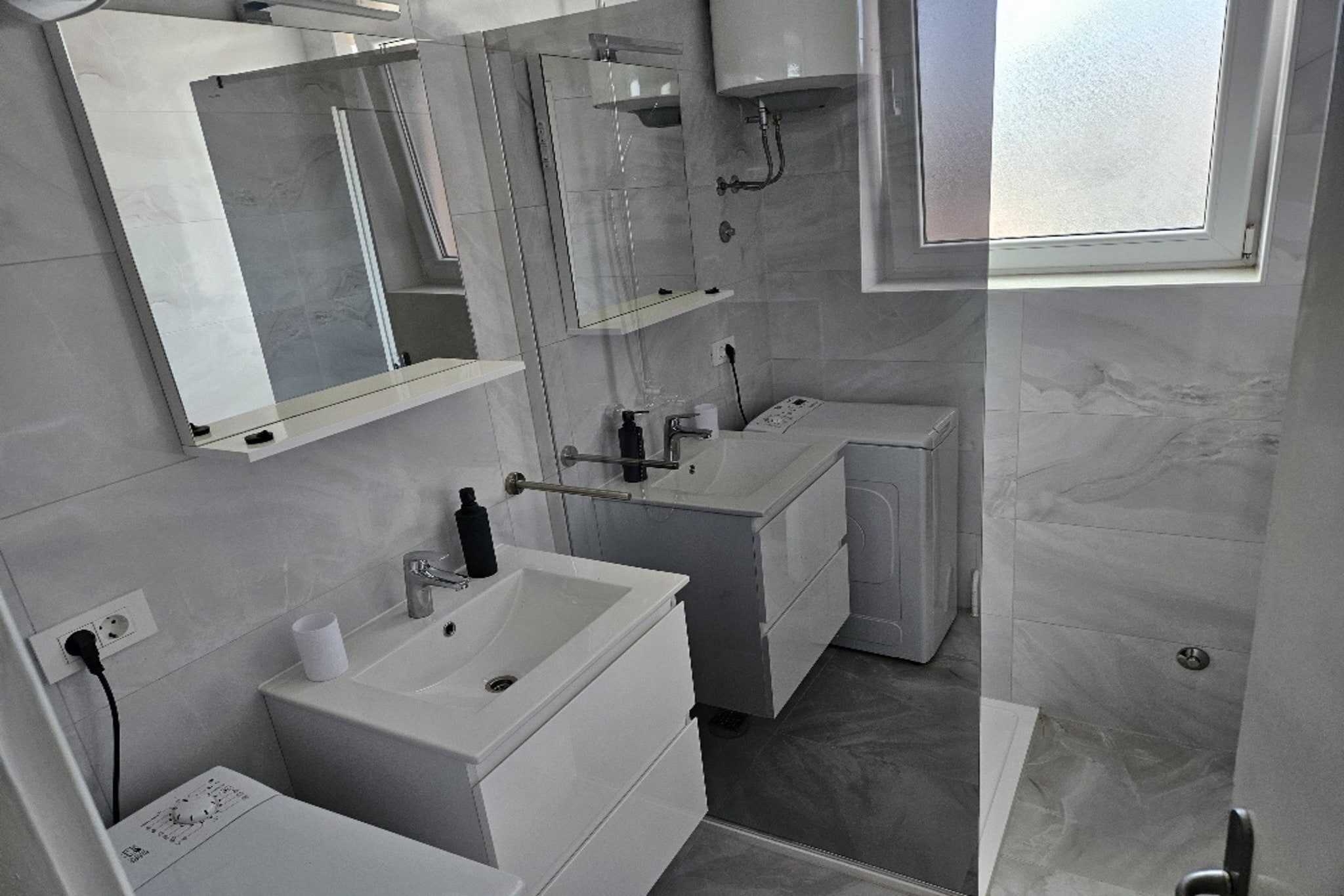 Apartments Amalia - Two Bedroom Apartment with Roofed Terrace (Amalia 2)-Badkamer