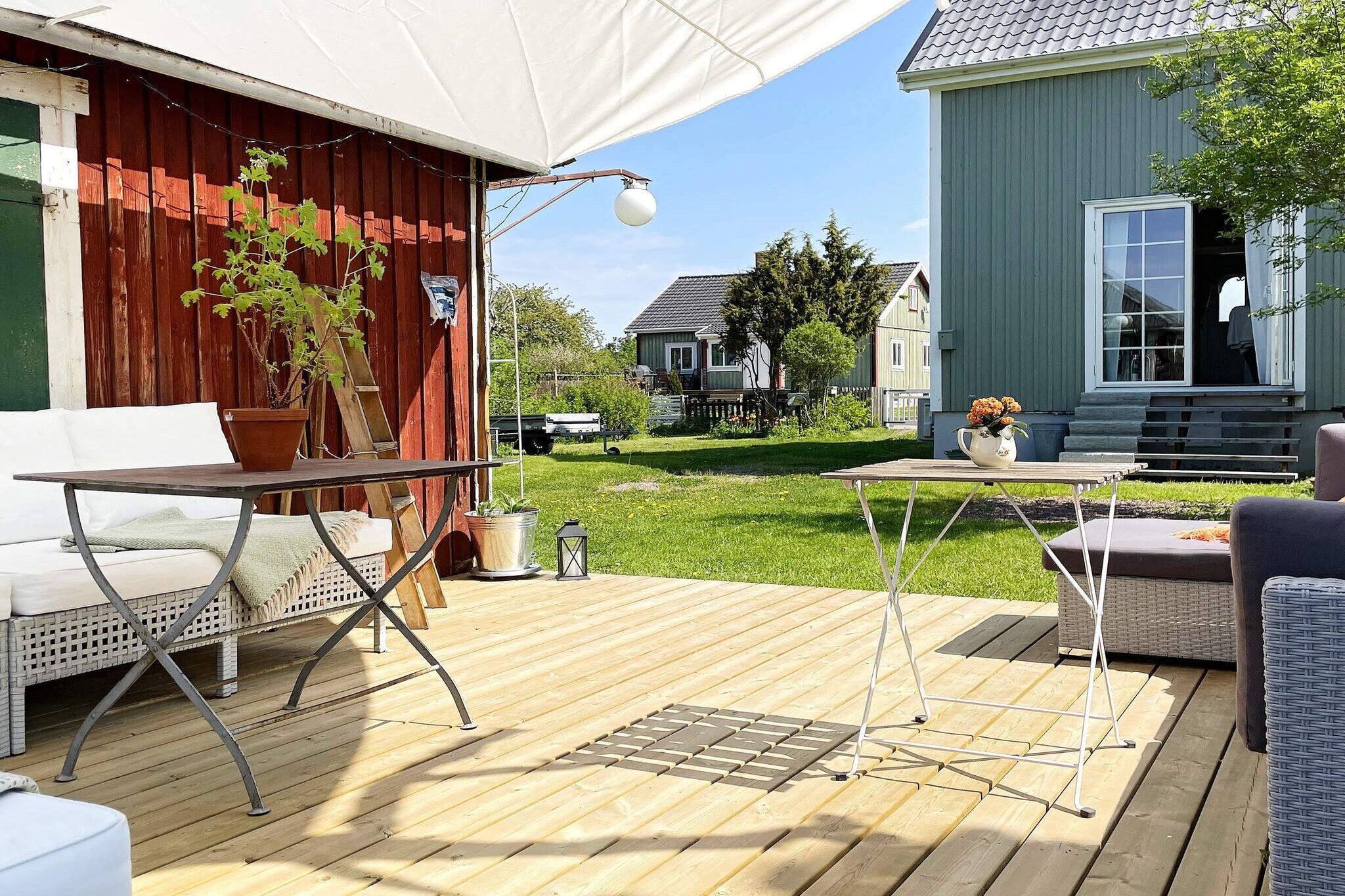 Internet Access DSL, Kitchen(cooker(electric), coffee machine, microwave, dishwasher, fridge-freezer), Living/bed room(chromecast), bedroom(double bed, TV, chromecast), bedroom(double bed), bedroom(2x single bed), bathroom(washbasin, shower, toilet, washing machine), bathroom(washbasin, toilet), veranda, balcony, heating(electric), garden, garden furniture, garden furniture, parking