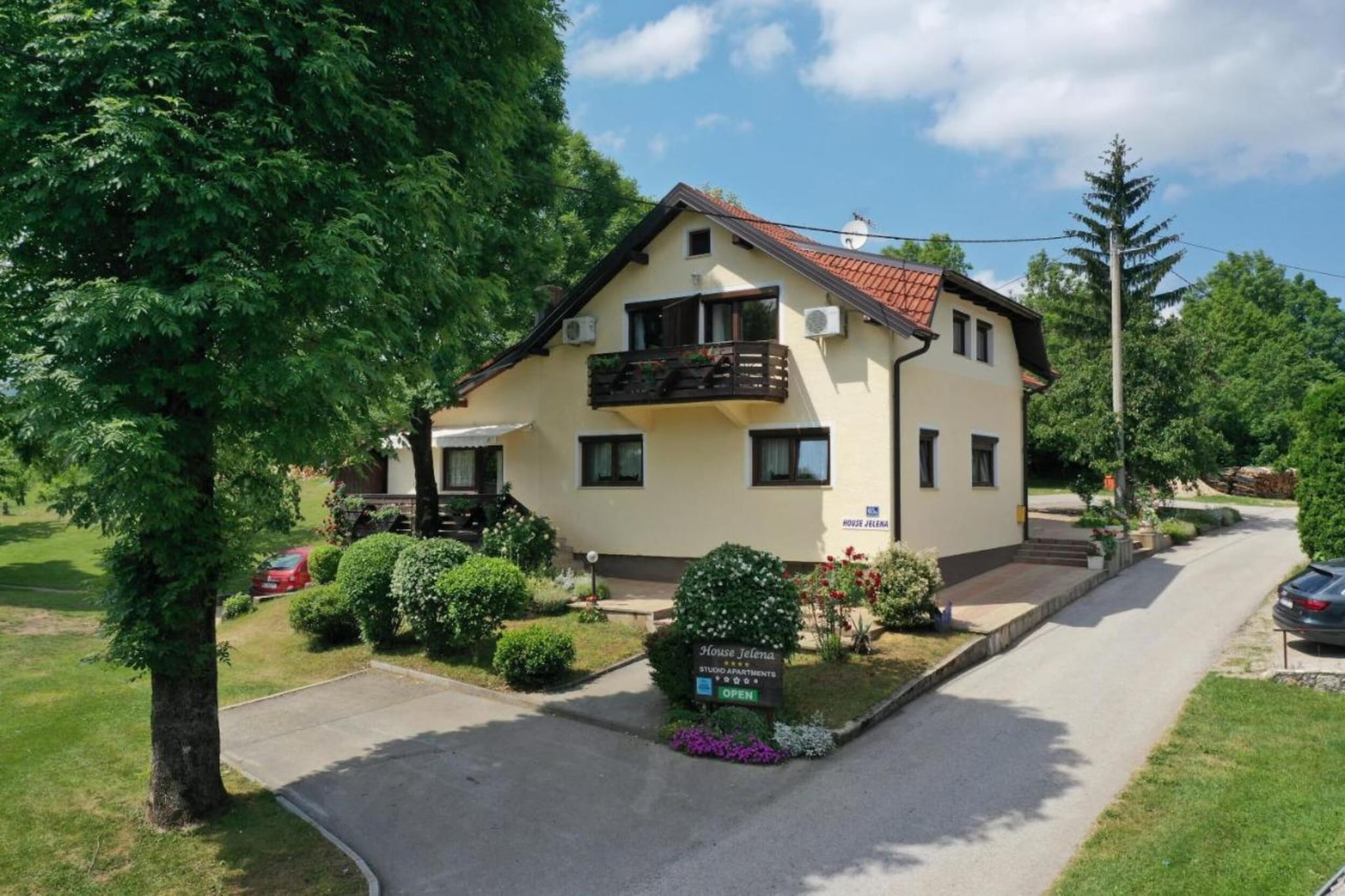 Apartment Jelena 2-Buitenkant zomer