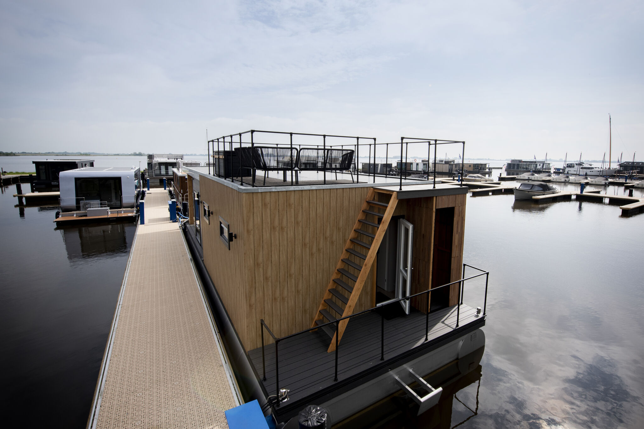 Moderne woonboot met uitzicht op het meer