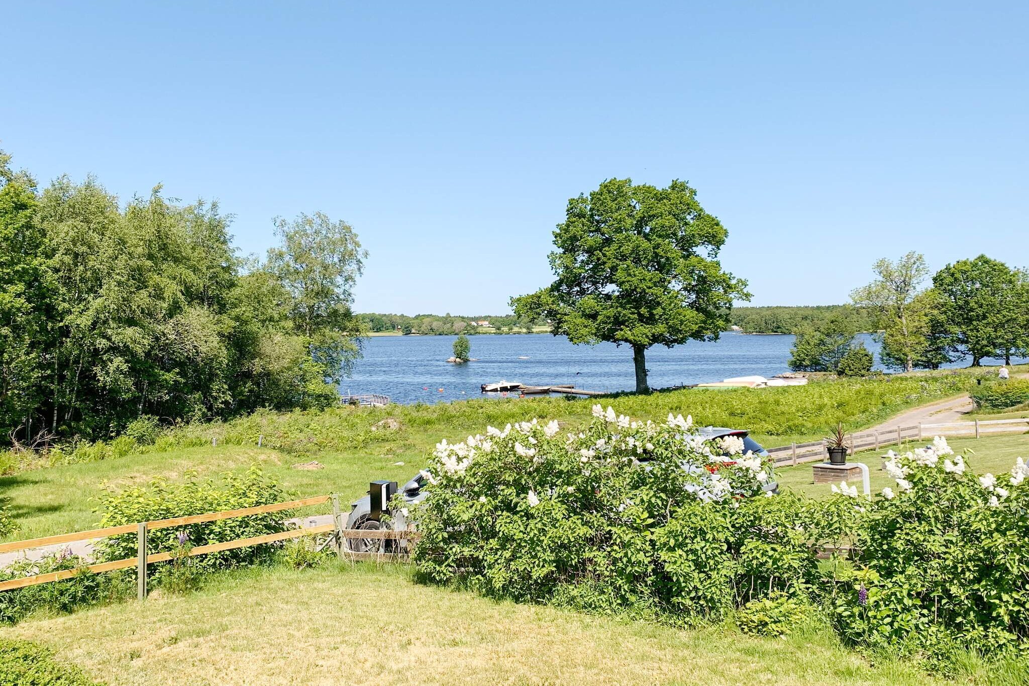 A warm welcome to SÃ¤msholm in VÃ¤stra GÃ¶taland and this homely cottage with a nice view towards Norra SÃ¤m. Here you live comfortably and beautifully in a nice cottage area with both holiday homes and permanent residences. Here you have a lovely holiday with a very good standard where bed linen is included in the price. The cottage has two bedrooms, one with a double bed (160) and the other with a Hemnes sofa bed (90+90). Adults can sleep in it, but it is perhaps best suited for children and young people. Bed linen is included for the guests. Social living room adjacent to the fresh and practical kitchen. Smaller bathroom with shower, WC and sink. Lovely balcony of approx. 150 square meters where you can follow the sun's course across the sky and enjoy the fantastic view towards the lake. Put on your slippers and take the short walk down for a refreshing swim. Nice garden plot that invites you to play when the evening's dinner is prepared on the grill. There are several different activities in the area. At the manor, you can visit the pub on the weekends, buy coffee and waffles, take a walk in the beautiful surroundings, play tennis or why not join the tip walk? Beautiful surroundings with paddocks and chirping birds give a wonderful holiday feeling. Do you want day trips? Go to BorÃ¥s (42 km) zoo and experience both Nordic and exotic animals. In Herrljunga Kulturhus (17 km) exhibitions are offered and here there is a museum with the interesting history of FÃ¥glavik's glassworks. Exciting amusement park Liseberg (97 km) attracts many adventurous families.