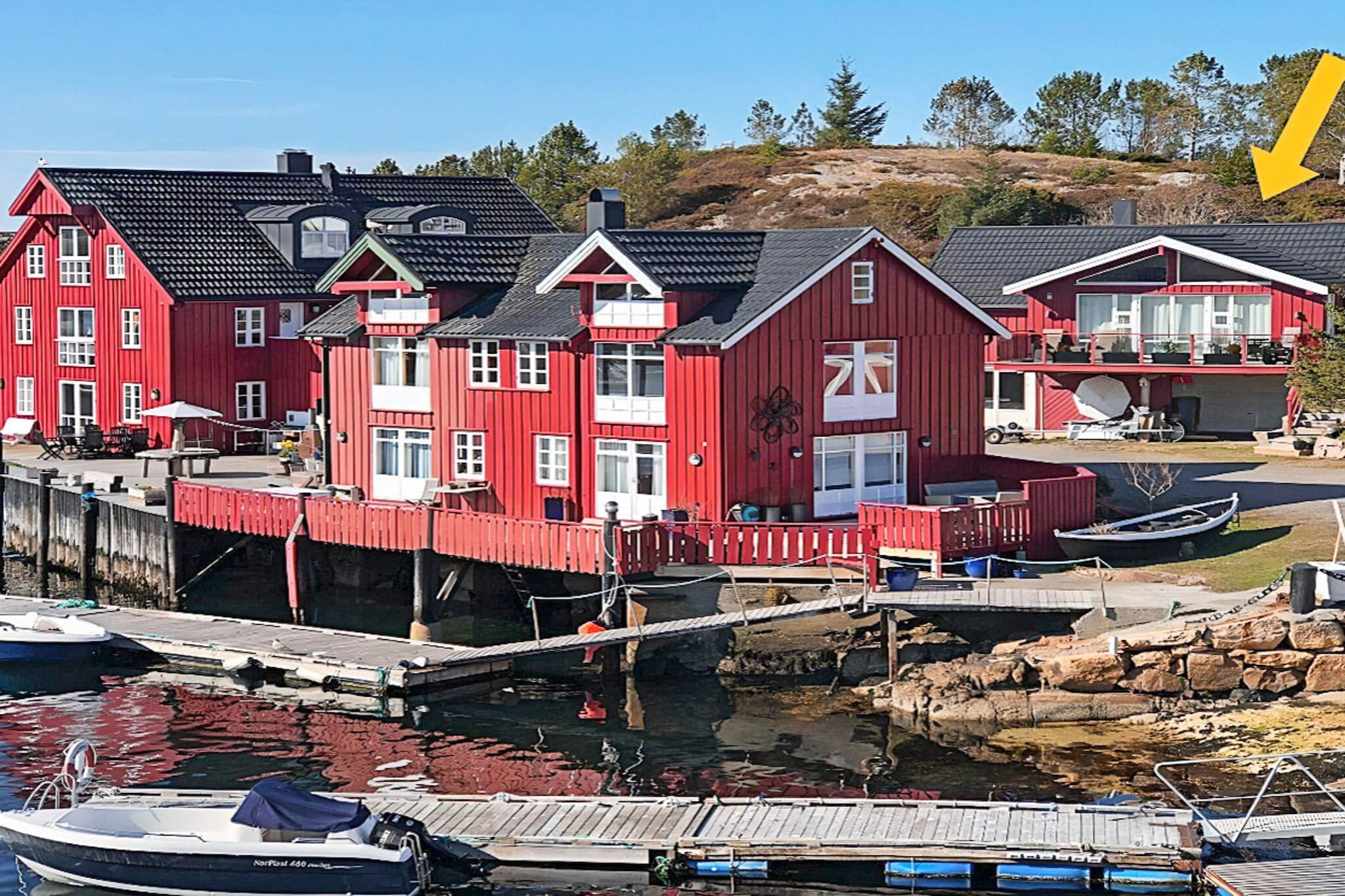 open kitchen(floor heating)(cooker(electric), hood, coffee machine(filter), waffle iron, microwave, dishwasher, fridge, freezer(200-249L), tumble dryer, washing machine, high chair), Living/bed room(floor heating, 31 m2)(TV(german television channels, norvegian TV channels ), radio, chromecast, netflix), bedroom(double bed, children\'s bed), bedroom(floor heating)(3x bunk bed), bedroom(floor heating)(3x bunk bed), bathroom(floor heating)(washbasin, shower, toilet), bathroom(floor heating)(washbasin, shower, toilet), Bubble bath(outside, 5 persons), heating(electric), terrace(20 m2), terrace(roofed, 18 m2), garden furniture, BBQ, parking