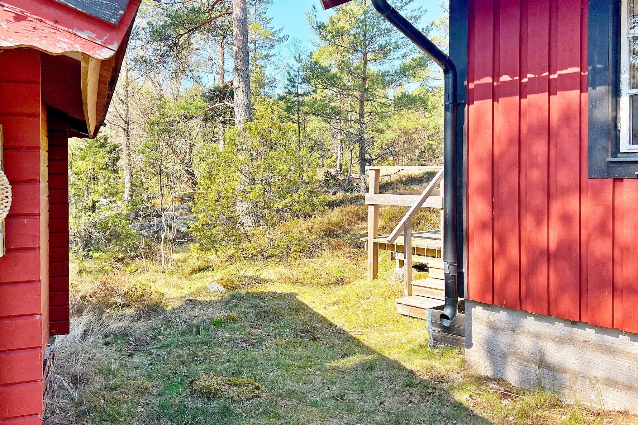 Annex: (single bed, 2x bunk bed)\n\nInternet Access DSL, Kitchen(cooker(electric), hood, coffee machine, microwave, fridge-freezer, water from well), Living/bed room(TV, radio, CD player), bedroom(2x single bed), bedroom(single bed), bedroom(single bed), bathroom(washbasin, shower, toilet), heating(electric)