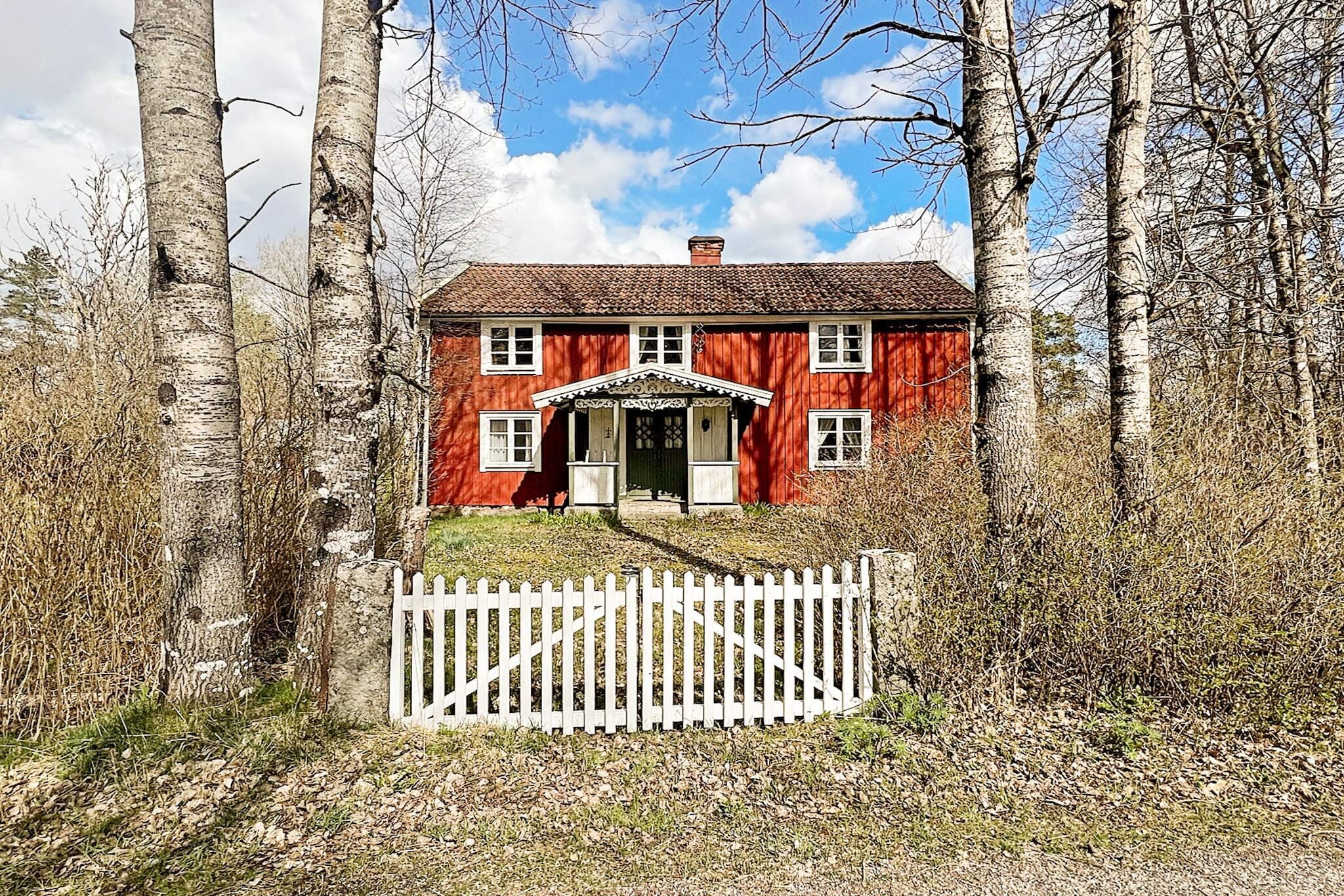 Summer in the Småland countryside is something very special. And here you have a charming cozy cabin that gives exactly the right feeling. Furnished by the owners to maintain the cottage's charm, you live here in lovely surroundings with a small lake only a stone's throw from the cottage. Stroll down from the cottage and take a dip in the small lake Hössjön or drive about 3 km to the bathing spot Tolestorp. You have a view of the lake from the cottage and the garden with outdoor furniture facing the lake. The cottage has a small but functional kitchen, large spacious rooms to hang out in. Bathroom is on floor 2 but the shower is downstairs on floor one. There is a bedroom on floor 1 with a single bed in it. Then there is 1 bedroom on floor 2 with a single bed in it and a large bedroom with a cot, junior bed and a double bed in it. So a total of 6 beds, of which 2 for children and one for infants (up to approx. 2) The cabin does not have the heating (elements) running during the summer as it is not needed, if you would still like to have the heating running, you can order it at an extra cost. You always have what you need for lazy days in the Småland countryside here in the cabin, but should you want to venture out, you have Växjö with shopping, restaurants and cafes about 25 km away. Excursion destinations such as Glasriket and Åsnens national are also about 1 hour's drive away for those who want to experience Småland with them.