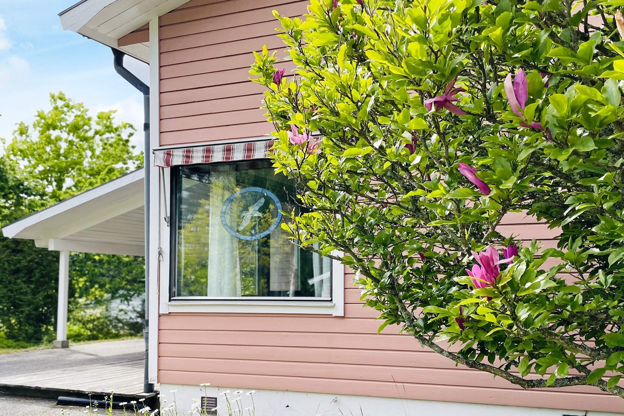 Welcome to beautiful BokenÃ¤s for a lovely accommodation with perhaps the best view of the sea. The house is architect designed in the 1970s with interior design that matches this style. With an incredible view of the sea below, you can see the bathing area, jetty in a wonderfully quiet area. An accommodation perfect for the family who wants to be close to swimming, the sea, cozy excursions and pleasant moments. You are welcomed into a smaller hall where the living room on the right opens up. Everything is on three floors with plenty of pleasant social areas. Straight up the small stairs comes the kitchen with an incredible view of the sea. To the left there are also living areas with a sofa, armchairs and TV. Here you can go out to the balcony with a glazed conservatory. In the garden there is seating for the first floor to watch the sunset. To the left of the hall are two bedrooms. The one with a double bed 180 cm wide and the other with a bunk bed 80 cm wide. The bathroom is cleverly planned with two sinks, wc, bidet and shower cubicle. The stairs down lead you to the basement where it is cool on hot days. Here there is another nice family room with armchairs and a sofa. Adjacent is the house's third bedroom with two single beds. There is a charging post on the plot to charge your electric car. This is for a fee based on your consumption. In the yellow summer cottage in front of your accommodation live the house owners who are helpful if you wish. There are many advantages to living in this house and the area offers proximity to the west coast's many fun places such as Grundsund, Lysekil and all the west coast's fine summer gems. In BokenÃ¤s there are plenty of flea markets, summer cafes and lots of beautiful places. A warm welcome to a magical summer close to the sea.