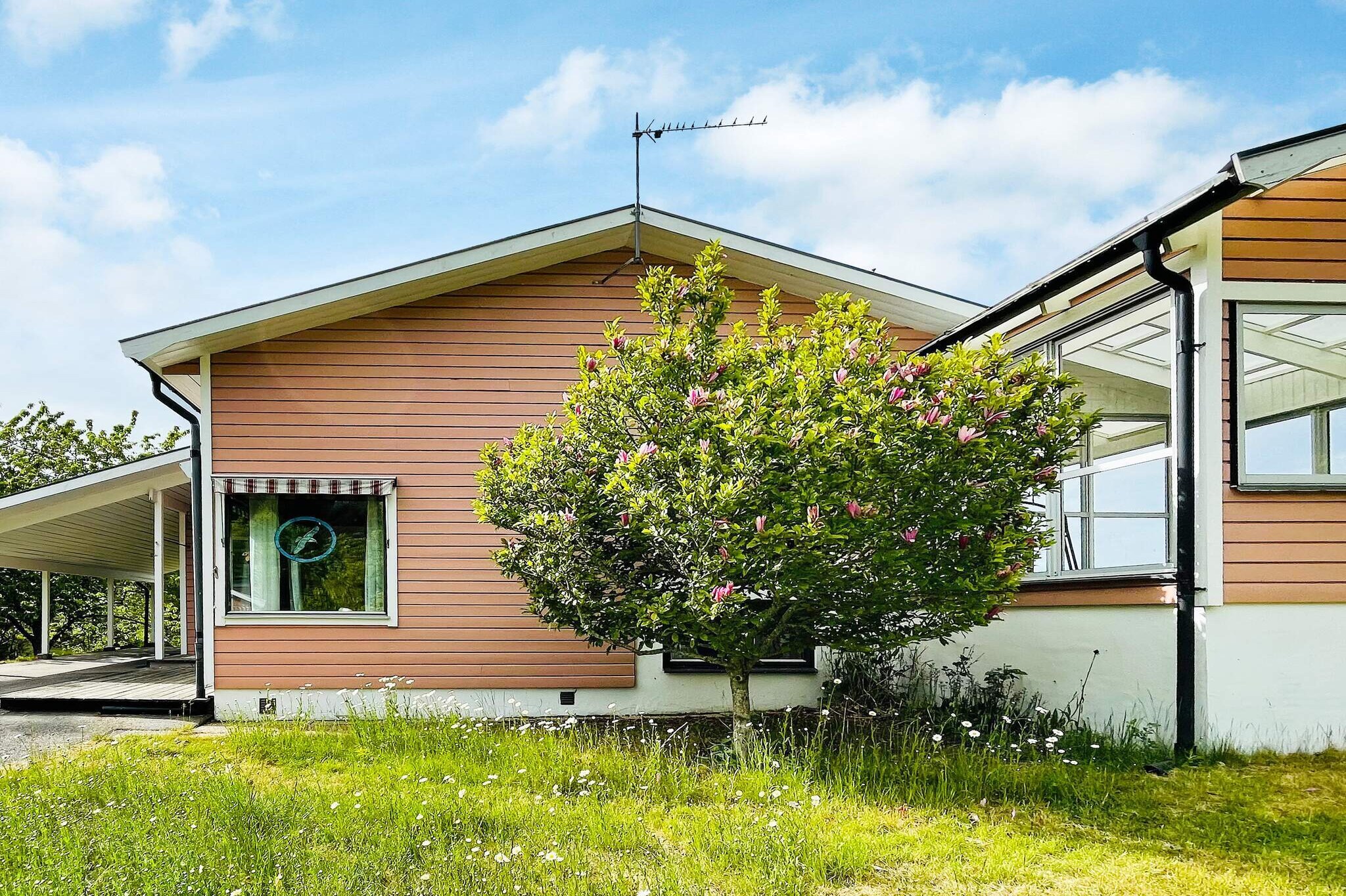 Internet Access DSL, Kitchen(cooker(electric), coffee machine, microwave, dishwasher, fridge(+ freezer), water from well), Living/bed room(TV(swedish TV channels)), bedroom(double bed), bedroom(2x bunk bed), bedroom(2x single bed), bathroom(washbasin, shower, toilet), conservatory, balcony, heating(electric), garden furniture