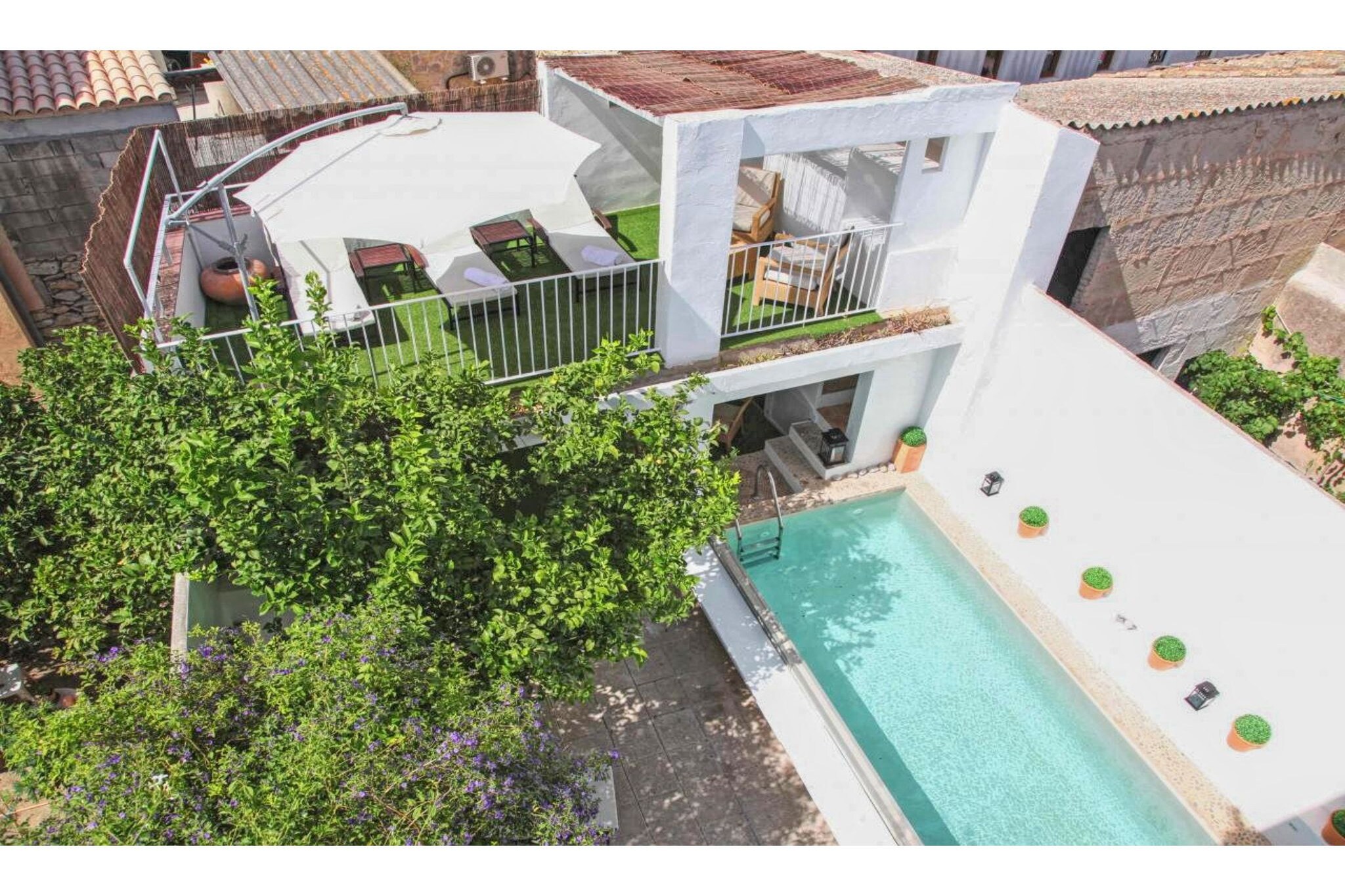 The modern, impressive townvilla is located in the picturesque village of Arta in the northeast of Mallorca,
not far from well-known beaches such as Cala Mesquida, Cala Torta or Cala Agulla in Cala Ratjada. The house is in a
privileged position in the upper part of the old town of Arta, just below the parish church.
From the roof terrace you can enjoy a fantastic view of the castle. From here you can easily take a stroll through the city and end it with a convivial lunch or dinner in one of the nearby restaurants. Only in 2010 was the villa redesigned according to a very original concept into an extraordinary holiday home.
On more than 400 m² of living space, divided over three floors, our guests can expect clear lines and a great, pleasant and very cozy interior. On the second floor are four of the 6 double bedrooms, all with their own TV and air conditioning, as well as the 6 bathrooms and one guest toilete. In the lower area is the entrance area with a fireplace and the staircase, a guest toilet and the open, modern 35 m² kitchen with a cooking island and a large dining table. From here you can reach the highlight the inner courtyard (Spanish "patio"), where the private 7 m x 2.5 m swimming pool and, as a final element, a covered terrace with
barbecue area are located. The top floor also offers plenty of space with outdoor terraces with a wonderful view over
the rooftops of the city of Arta....
Our conclusion: Overall, a great high-quality holiday home for families or groups of friends in a lively, typical Mallorcan village, not far from beautiful beaches !