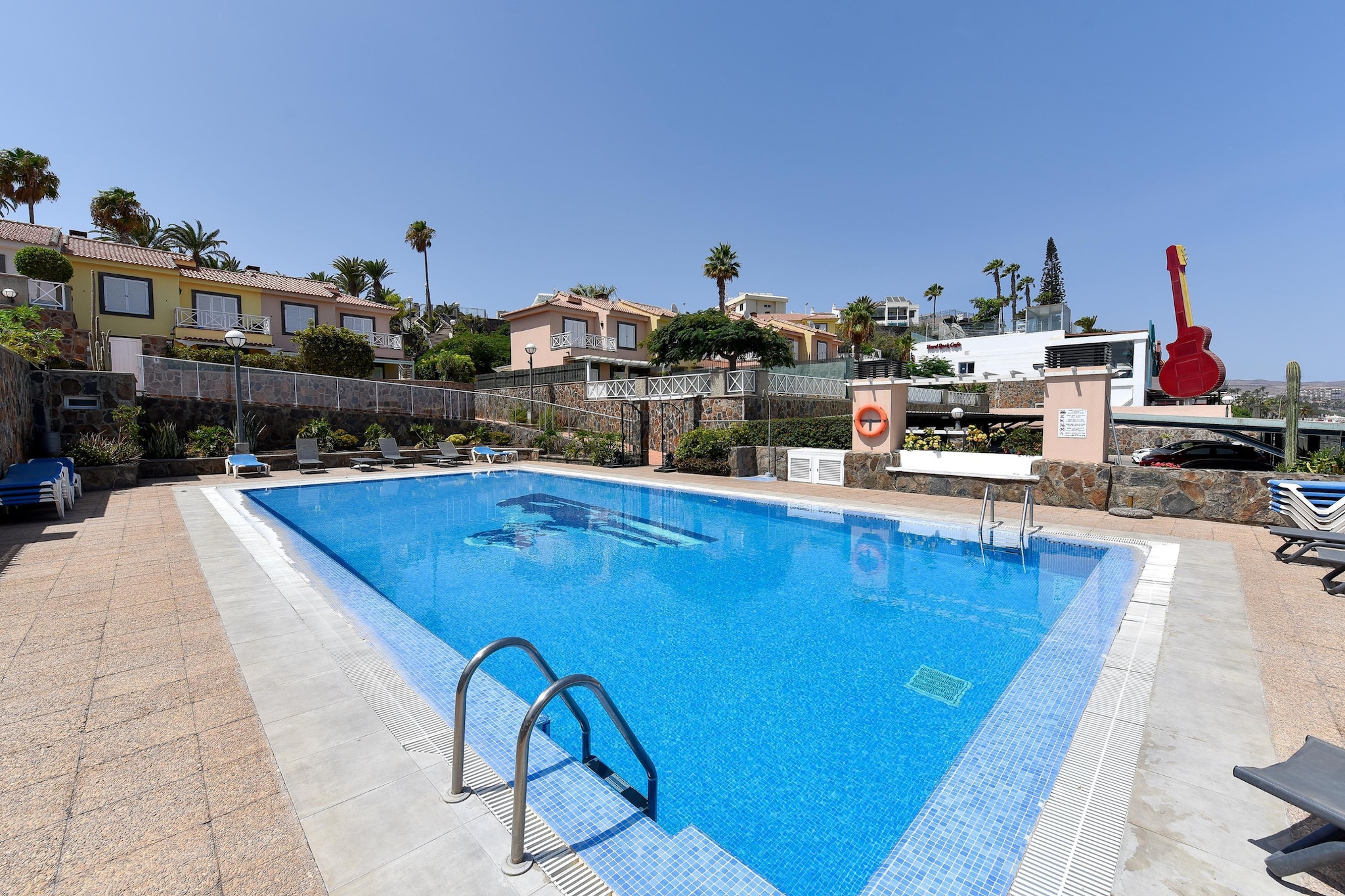 Chalet Santa Ana 7 in Playa del Inglés is undoubtedly a property to enjoy a well-deserved vacation in a very quiet environment and a very difficult to improve location. It is located a few meters from the sea, the promenade with its restaurants and supermarkets and the golden sand of the Maspalomas Dunes.
This duplex is newly remodeled and has 2 double bedrooms and two full bathrooms (both with shower). It is a very nice and comfortable house with two terraces and great views of the sea. A place to enjoy a barbecue in the garden, Smart TV and free high-speed internet. It also has a spacious living room with air conditioning and an equipped kitchen with microwave, fridge and washing machine. It can accommodate up to 4 people and it belongs to a well kept complex of duplexes that grants access to a shared pool.
This residential complex has a pedestrian access to the upper part that communicates with the center of Playa del Inglés, where in 15 minutes you can reach the Yumbo Shopping Center and all the amenities you may need.
This property is located in a residential area, therefore parties, events or any other activities that could disturb other guests or neighbours is strictly forbidden. Use of jacuzzi has a cost of 280€/week.