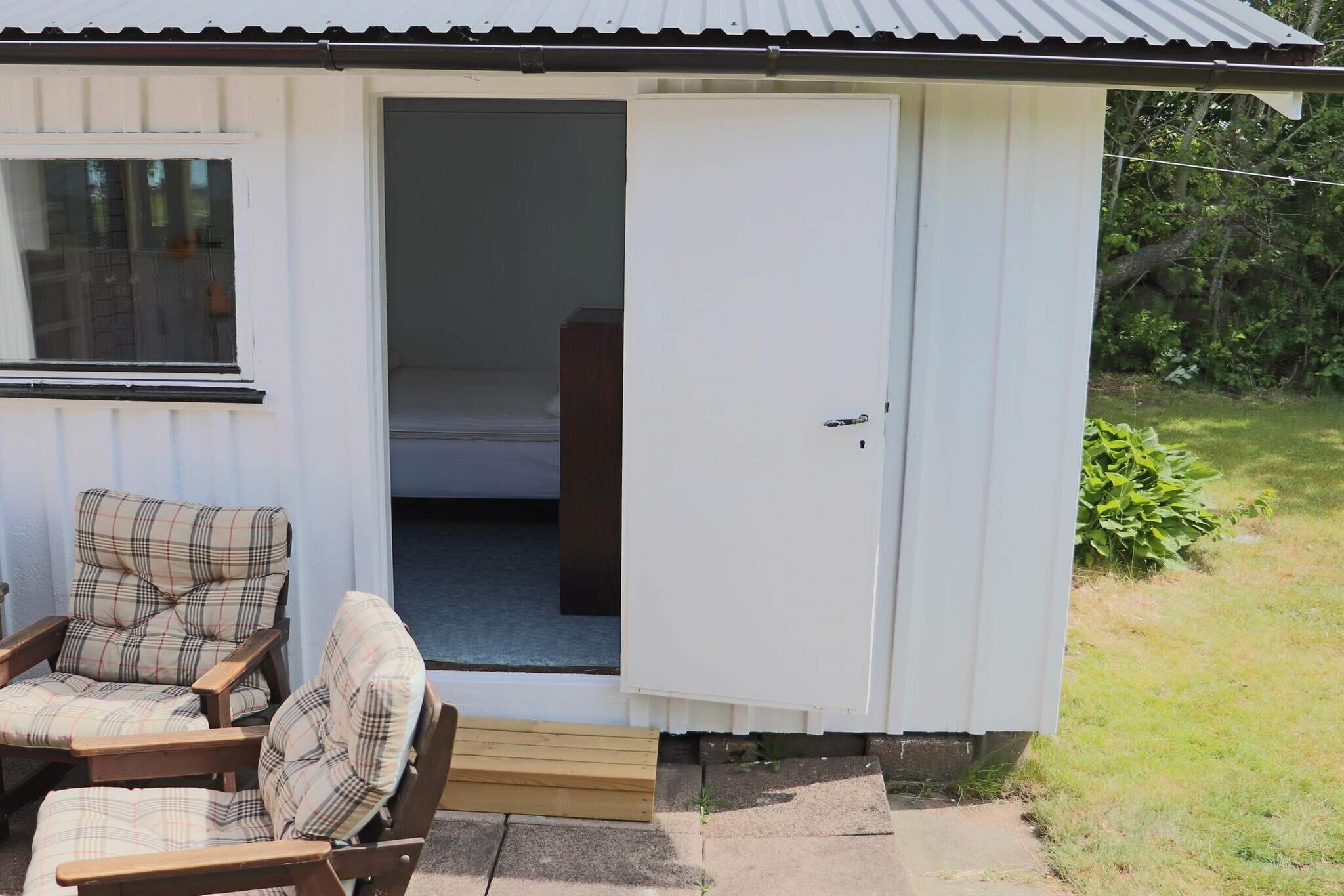 A nice cottage in a very nice cottage area with walking distance to &quot;LÃ¤jet's fine beach and the picturesque harbour. An accommodation that is perfect for the large family. You have everything you need within easy reach. A short trip by bus or car takes you to the lovely summer town of Varberg. In the cottage there is an open kitchen with everything you need. The spacious living room has comfortable seating, a large dining table and a modern TV. The bathroom has a shower and washing machine. Two bedrooms have double beds, one with a 140cm bed. Another bedroom has two single beds. In the annex with external entrance there is a bunk bed and a double bed (140 cm). The cottage is for 7 people, but upon request additional people can be admitted. From the living room you come out to a large covered terrace with a dining table. There is also a &quot;party cooler&quot; here. There are more patios with outdoor furniture and a barbecue. The plot is large and surrounded by greenery. The lawn has room for all the family's activities. In TrÃ¤slÃ¶vslÃ¤ge with its idyllic harbor there is a restaurant, pizzeria, street kitchen, mini-golf and the very popular ice cream bar Tre Toppar where people like to queue up to buy the good ice cream. There is also a nice swimming beach here. Just south of is GaltabÃ¤ck's small harbor and its fine boat museum. Varberg is a real summer town with a throng of people, taverns, cafes and dance halls, everything that belongs to a summer town. The massive Varberg Fortress guards the entrance to the harbor and can be seen from afar. Go on a tour down into the bastions and casemates, follow along from the 13th century to our own time. If you go south, you will immediately reach the nice summer town of Falkenberg with its fine selection of cafes, shops and restaurants. Here is also the fantastic long sandy beach at Skrea. Another nice excursion destination is the Ã…kulla beech forests and for those of you who are technically interested, it is not far to the world heritage site Grimeton. For those interested in golf, there are several fine golf courses nearby, the closest is Varbergs Gk, the western course.