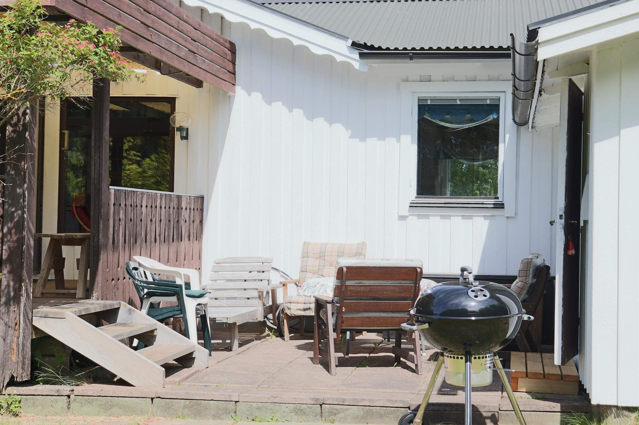 Annex: (single bed, 2x bunk bed)\n\nKitchen(cooker(electric), hood, coffee machine, microwave, dishwasher, fridge-freezer), Living/bed room, bedroom(2x single bed), bedroom(2x single bed), bedroom(single bed), bathroom(washbasin, shower, toilet, washing machine), heating(electric), garden, garden furniture, parking