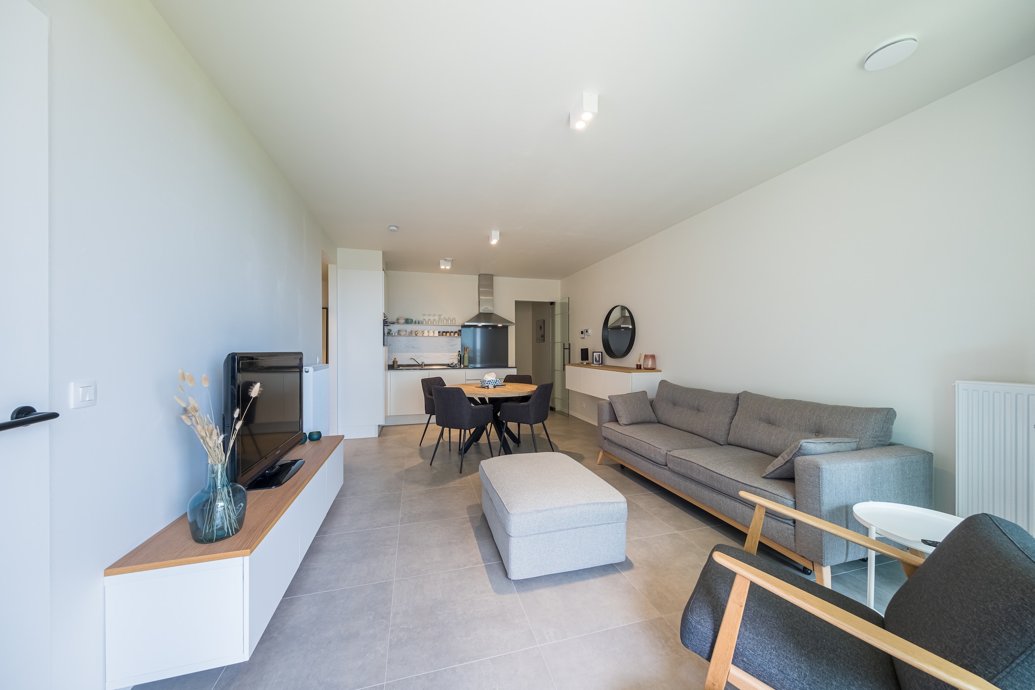 This charming first-floor apartment is perfect for a seaside holiday and features 1 bedroom with a comfortable double bed. The cozy, bright living room includes a sofa bed for 2 people and floor-to-ceiling windows that open onto the charming terrace, ideal for enjoying a morning coffee in the sun or an evening aperitif. There is also an open kitchen, a storage room, a bathroom with walk-in shower, and a separate toilet. This hidden gem is located in a green and peaceful area, yet close to shops, public transport (tram stop within walking distance), and Normandpark, with a playground and various summer activities for children. The beach and promenade are just 600 meters away. In the surrounding area, you can enjoy the Slijpe petting zoo, numerous nature reserves, walking and cycling routes, and much more. A perfect base for enjoying peace, comfort, and the sea at your doorstep! Wifi: yes - parking: not included - sheets: bring your own - towels: bring your own. 