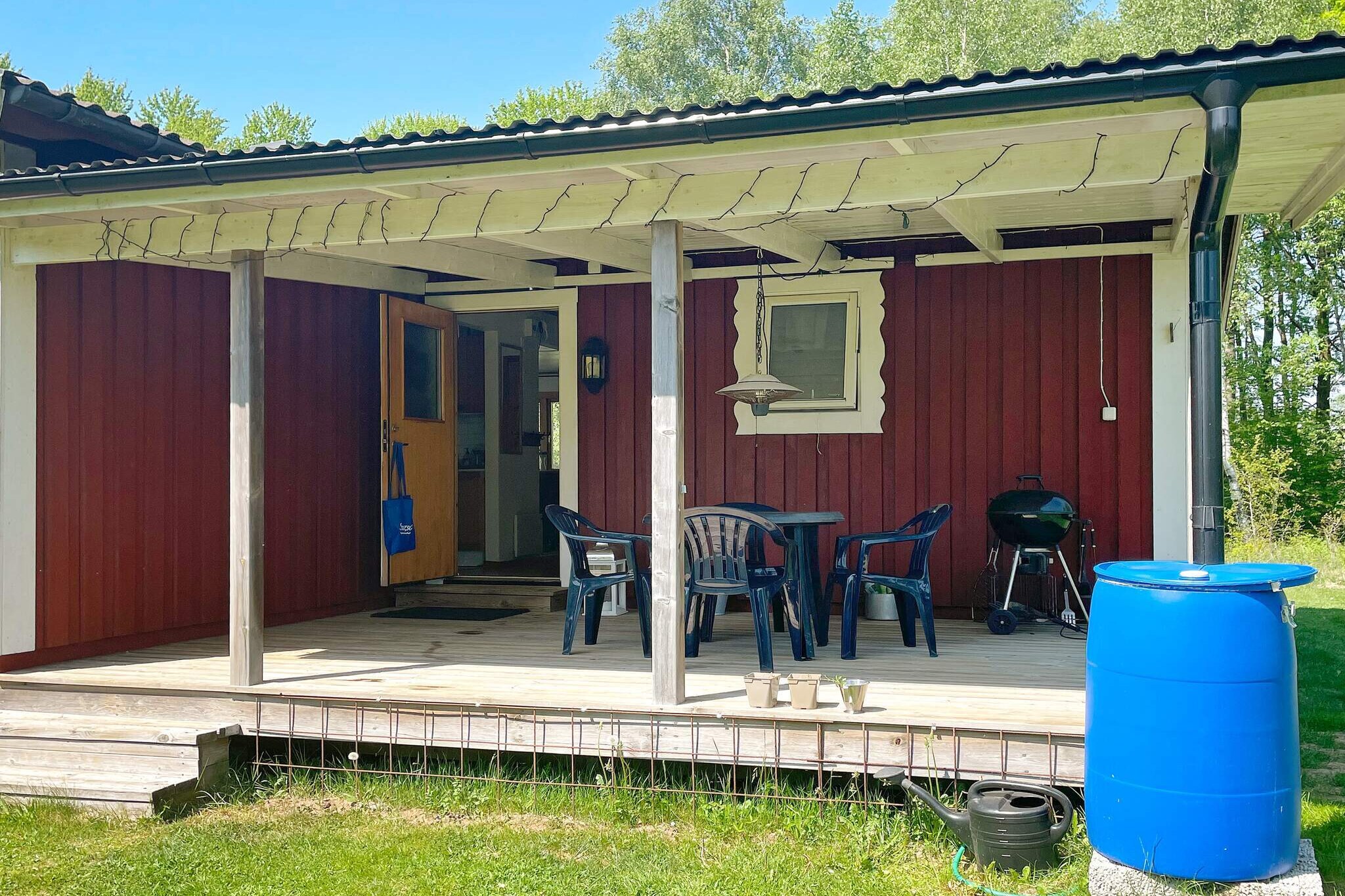 A warm welcome to Chataeu Solhem! Here you live in a pleasant holiday home with a large, lovely plot, surrounded by forest and meadows in an old historic building. The cottage is free and rural with neighbors at an appropriate distance. You have three balconies to choose from so you can follow the sun's rays during the day. The balcony at the entrance is under a roof, so even on rainy days you can enjoy the outdoors. The area has a rich wildlife. If you're lucky, you'll see both moose and deer pass by the house. Explore the forests and pick berries and mushrooms when in season. Beautiful grassy areas, swings and a trampoline invites you to play and have fun. There is plenty of space here for various activities. Frisbee golf is offered in Mårdaklev, among other things. Only a short drive away is Scandinavia's largest shopping center Gekås in Ullared. From the entrance by a covered terrace, you enter the hall and are greeted by a warm atmosphere in the well-insulated cabin. To the right is a toilet with shower and washing machine. The kitchen is well equipped and has a nice dining area. One bedroom has a double bed (180) and access to a second balcony. Two smaller bedrooms with a family bunk bed (120+80) in each. The living room is bright and fresh. There is a wood-burning stove here for cozy and slightly cooler evenings. TV and chromecast (internet is not available in the cabin). From the dining area and living room you have a lovely view of nature and here there is an exit to the large balcony along the entire long side of the house. In the area there are a number of lakes with fishing opportunities. The closest is Stora sjön, approx. 1 km away. Fishing license required. Many nice lakes. Stora Horsasjön 2 km is perfect for small children. Lake Vitasjön 6 km away has docks, a sandy beach, shallow water and good parking facilities. For those interested in golf, there are several golf courses in the area. It is a short distance to Flädje Ullared's fine golf course. The nearest town is Svenljunga and the nice summer town of Varberg and the sea are about ajn hour away. About an hjour away are also Isaberg's fine ski slopes with 10 pistes. During the summer you can rent mountain bikes in a fantastic MTB eldorado. For the family, there is one of the largest adventure playgrounds in the area. Welcome to a truly wonderful holiday stay!