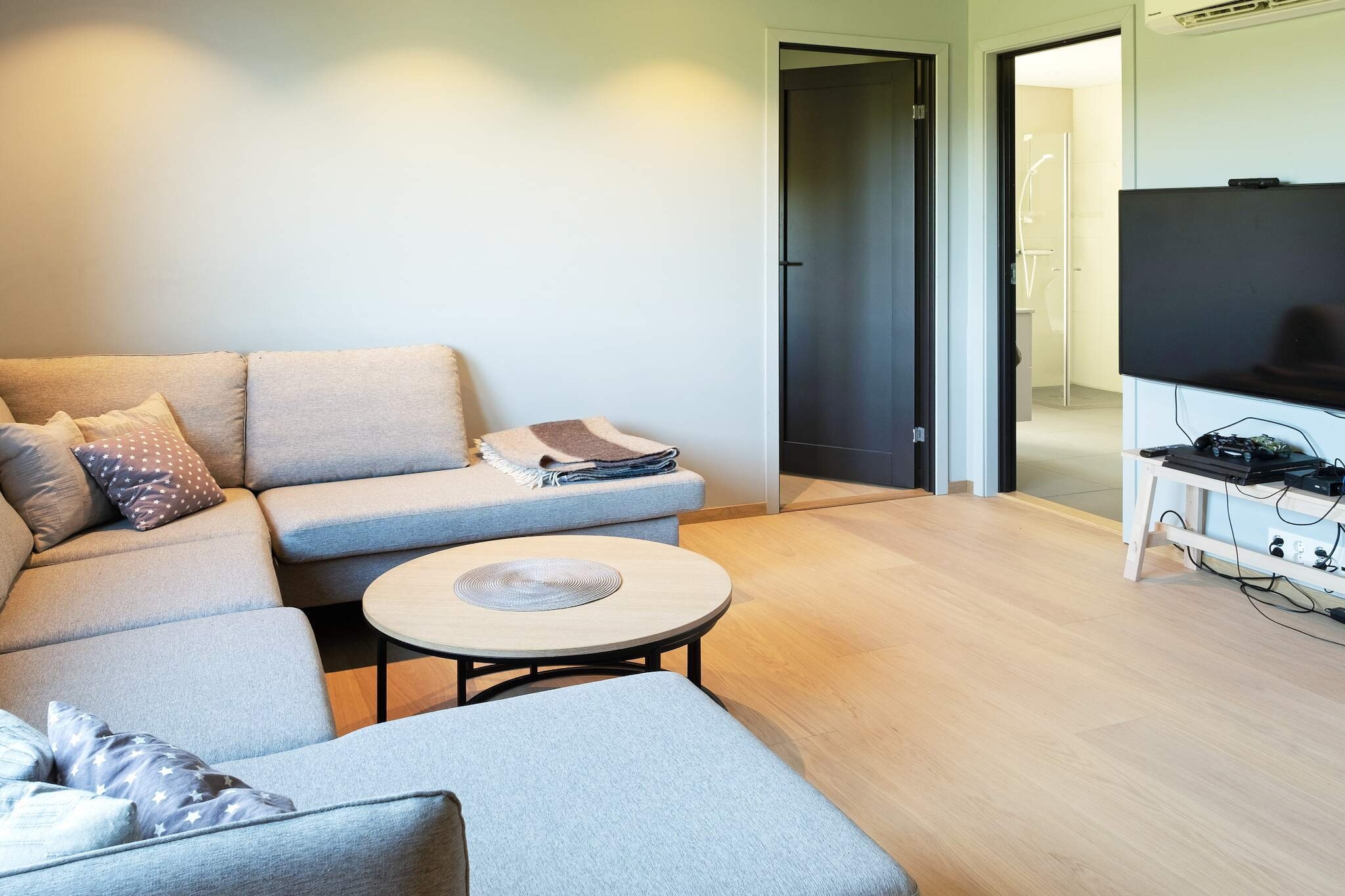 Internet Access DSL, open kitchen(cooker(electric), hood, coffee machine(filter), waffle iron, microwave, dishwasher, fridge, freezer(> 250L), tumble dryer, washing machine), Living/bed room(34 m2)(TV(norvegian TV channels ), radio, playstation), bedroom(double bed), bedroom(double bed), bedroom(double bed), bedroom(double bed), bedroom(double bed), bathroom(floor heating)(washbasin, shower, toilet), bathroom(floor heating)(washbasin, shower, toilet), carport, heating(electric), terrace(15 m2), terrace(roofed, 15 m2), garden, garden furniture, BBQ, parking, fish cleaning table, air to air heatpump