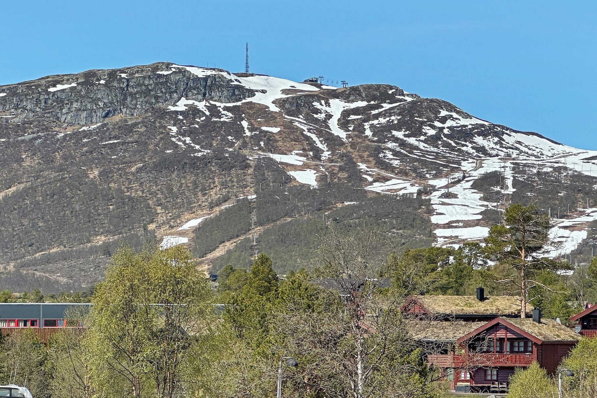 Internet Access DSL, open kitchen(cooker(electric), hood, coffee machine(filter), waffle iron, microwave, dishwasher, fridge, tumble dryer, washing machine), Living/bed room(TV(norvegian TV channels ), stereo unit), bedroom(double bed), bedroom(double bed), bedroom(2x single folding bed, double bed), bathroom(floor heating)(washbasin, shower, toilet), bathroom(floor heating)(washbasin, toilet), heating(electric), garden furniture, BBQ, parking