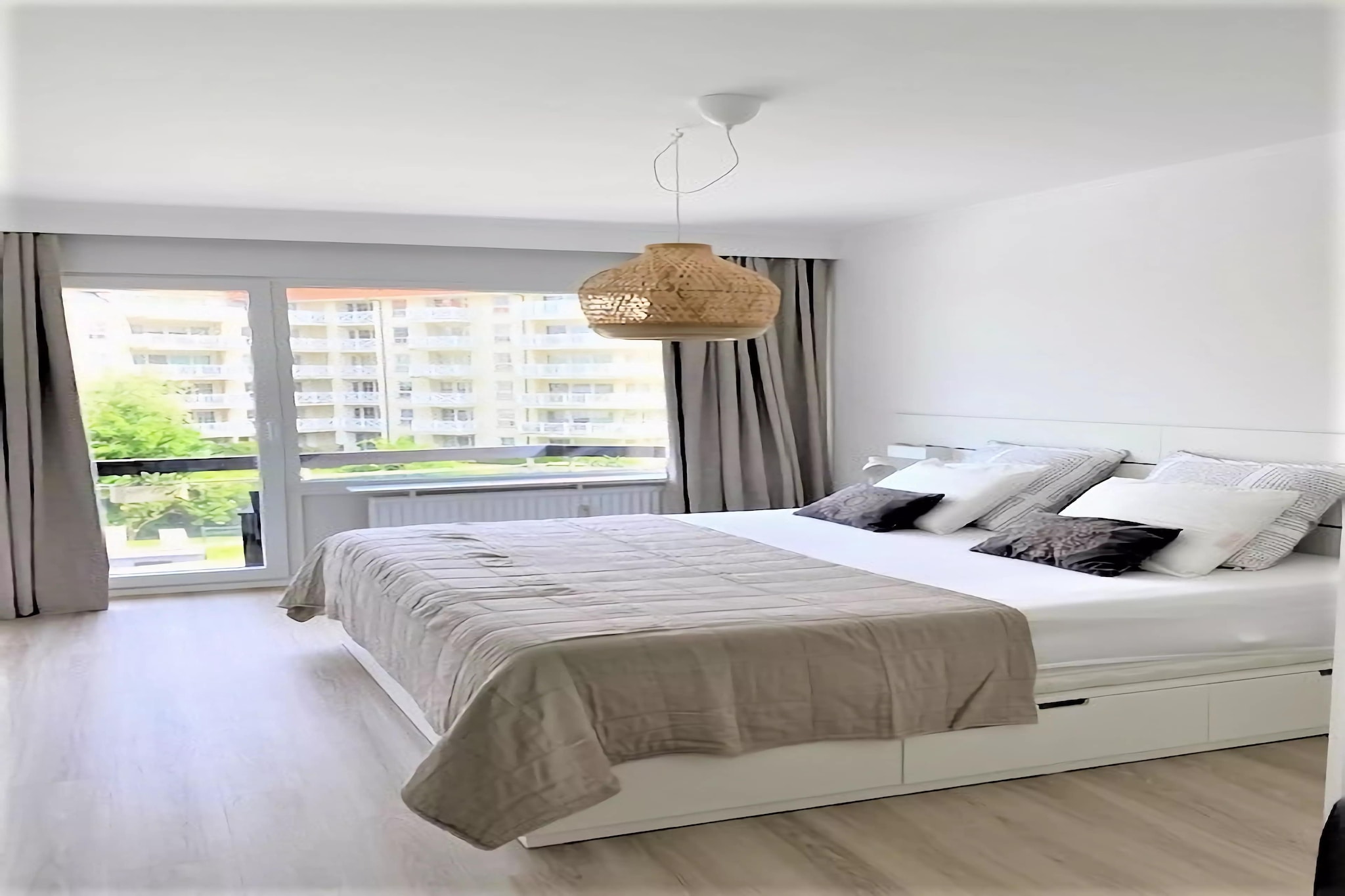 On the 2nd floor: (Kitchen(hob, electric kettle, toaster, espresso machine, combination microwave, fridge-freezer, Hand blender), Living/diningroom(TV, dining table, seating area), bedroom(double bed(180 x 200 cm)), bathroom(shower(walk-in shower), washbasin), toilet(toilet))\n\nterrace, terrace, terrace, garden furniture, lift