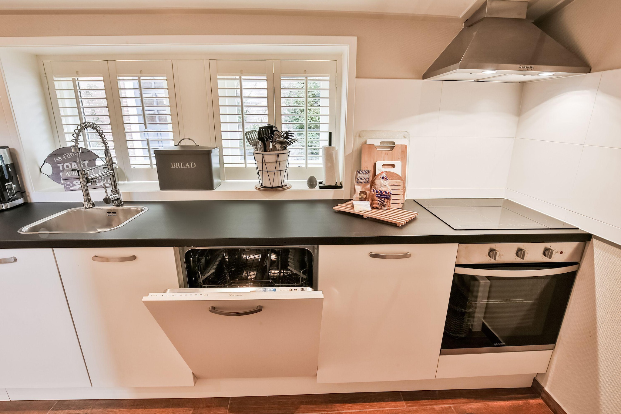 Cottage by Wadden Sea with Scenic Views