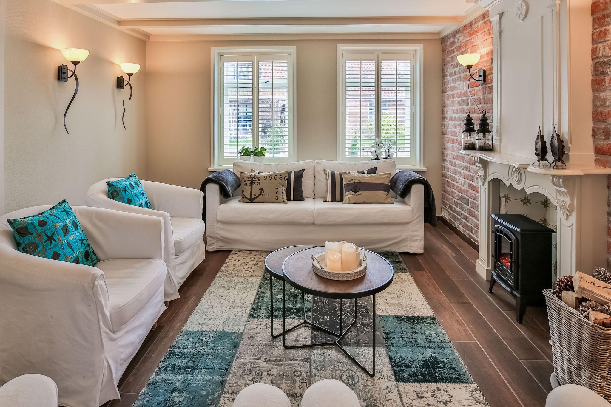 Coastal Retreat with Heritage Flair
Set just behind the Wadden Sea dike, these beautifully restored Wadden cottages in the tranquil village of Paesens offer the perfect blend of rustic charm and modern comfort. With expansive views of the sea, the cottages are sustainably renovated with underfloor heating, solar panels, and fully equipped kitchens. The interiors preserve historic character with decorative fireplaces and cozy seating areas, making it ideal for families or groups seeking shared experiences while enjoying their own space. A large garden with seating provides a perfect setting for outdoor relaxation or evening games.
Discover Nature and History at Your Doorstep
Located on the UNESCO World Heritage Wadden Sea, this is a haven for nature lovers and adventurers. Stroll directly from the front garden onto the sea wall for scenic walks or explore the area with mudflat hiking tours organized nearby. Just 800 meters away, the It Fiskershúske museum gives a glimpse into traditional fishing life. A short drive brings you to the stunning Lauwersmeer National Park, an ideal destination for birdwatching, cycling, and water sports. The ferry to Ameland or Schiermonnikoog offers unforgettable day trips.
Taste Friesland's Coastal Flavors
Within minutes, you can savour local cuisine at renowned spots like Het Raadsel van de Wadden, renowned for its fresh seafood and traditional Dutch dishes. For more options, the nearby village of Anjum and coastal towns around the Lauwersmeer offer inviting bistros and cafés.