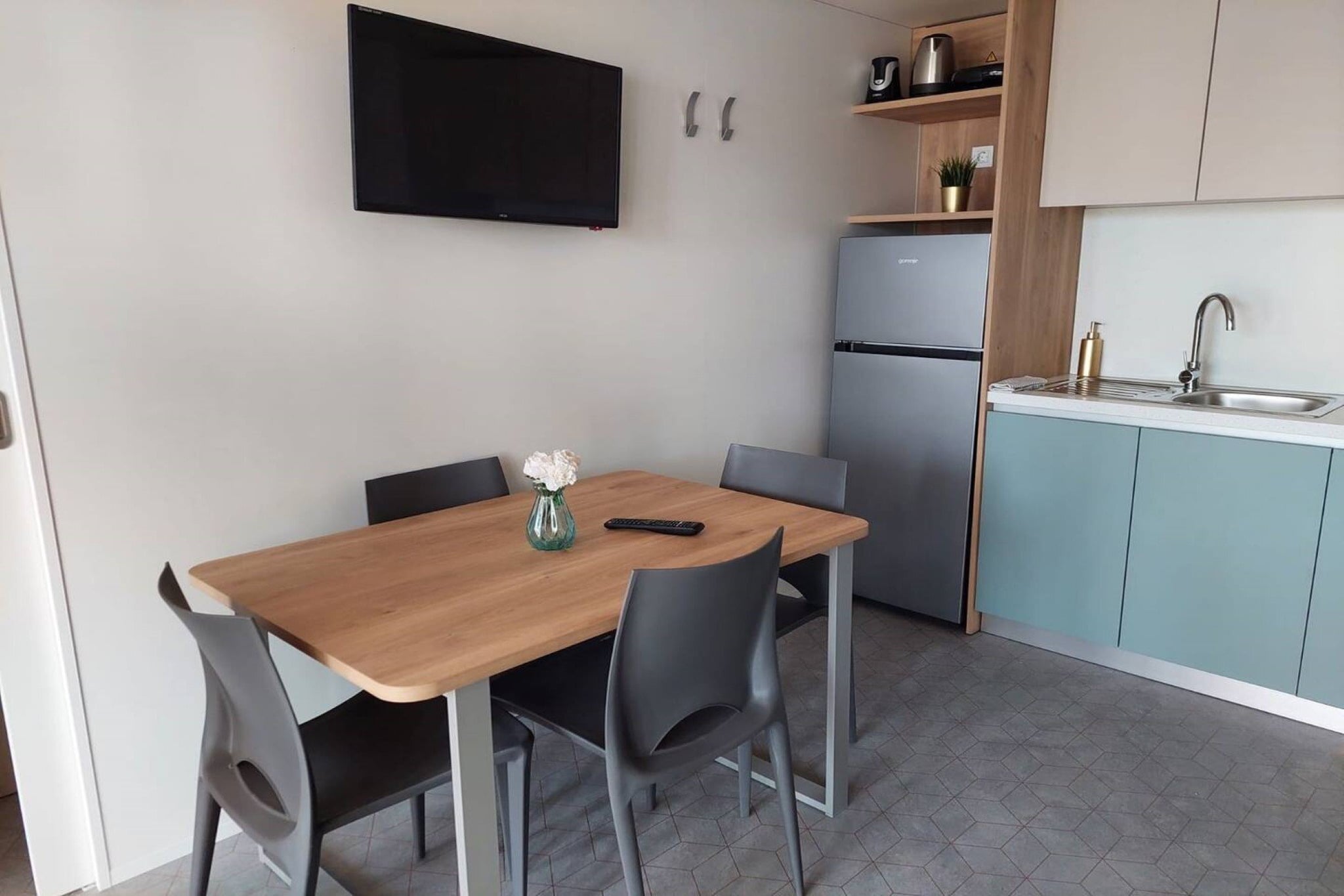 Tasha Premium Mobile Home - Two Bedroom Mobile Home with Terrace and Hot Tub-Eetkamer
