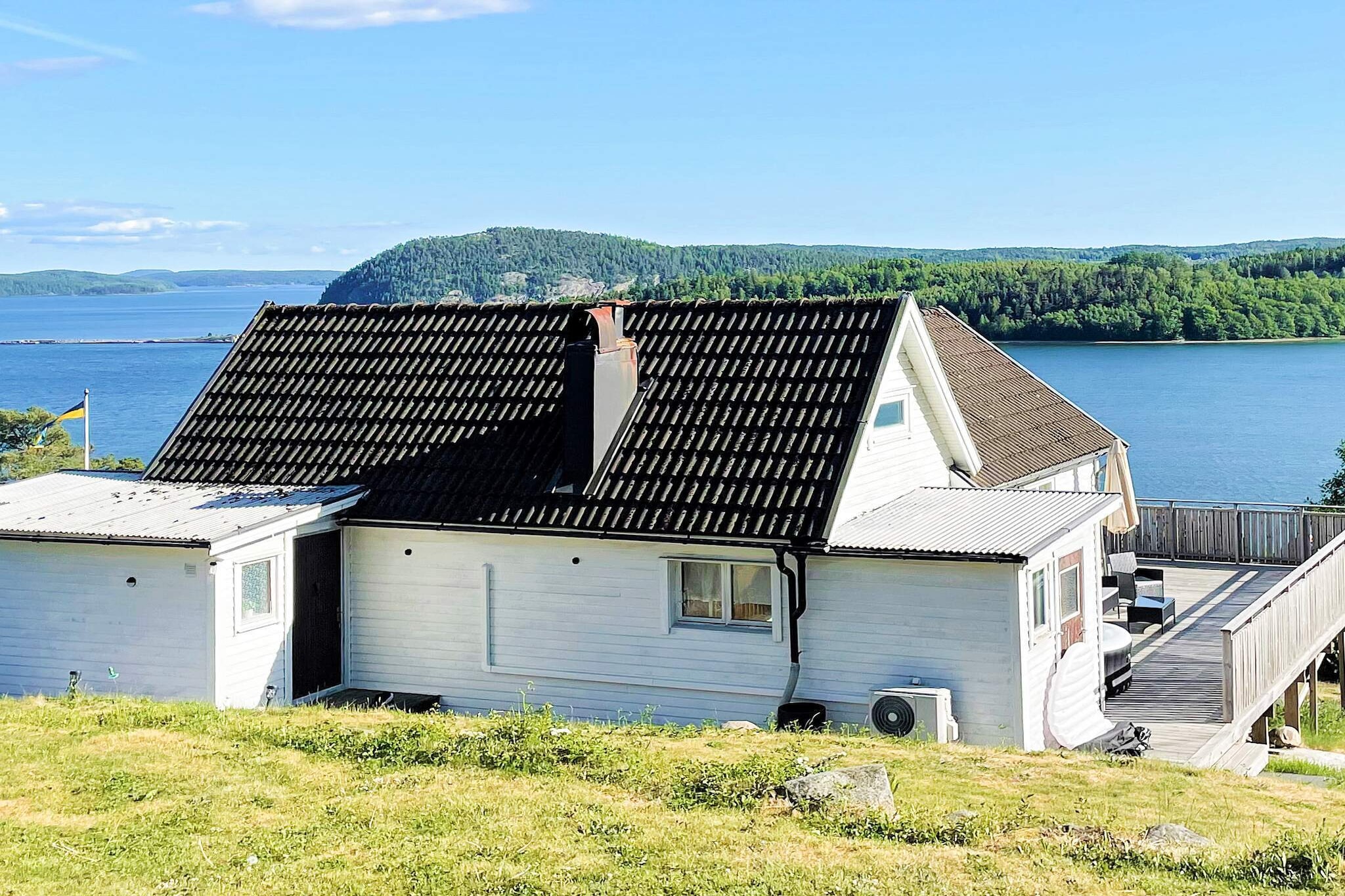 Welcome to this wonderful cabin with a panoramic view of the &quot;Hafstensfjord&quot;! The cottage is located high up which gives a magical view of the sea. Here you can enjoy the tranquility of a private summer cottage area. This is the perfect place for families with children who want to be close to sun, swimming and all the beauty that the West Coast has to offer. When you enter the cottage, you are greeted by a bright and nice hall. Right at the front of the hall is a bathroom with toilet and shower. To the right of the hall is a large and well-equipped kitchen with everything you need for cooking. Here you will find a coffee maker, stove, oven and plenty of surfaces to work on. From the kitchen, a patio door leads out to the cottage's magnificent terrace, where you can enjoy the fantastic view. On the balcony there is also a hot tub that can be rented for an extra cost. To rent the hot tub, you contact the home owner and the home owner's number is in the guest folder in the cabin. To the right of the kitchen is a bedroom with a double bed of 180 cm and a bed of 120 cm. In the living room there is a comfortable sofa, coffee table, TV and an 80 cm day bed where you can rest and relax. The dining table seats 6 people, so there is plenty of room for the whole family to eat together. With just a 5-minute walk you reach Lanesund's bathing area, where you can enjoy sun and swimming. It is important to be aware that there is a busy road between the house and the swimming area, so if you have children, you should be careful when crossing it. From the cabin, you can easily make day trips to Nordens Ark, Havets Hus in Lysekil or why not visit the Liseberg amusement park in Gothenburg, which is only about 60 minutes away. You can also explore coastal communities such as SmÃ¶gen, Kungshamn and FjÃ¤llbacka, all of which are within easy reach of the cabin. If you feel like shopping, you can take a trip to Torp KÃ¶pcentrum or visit Moose of AnnerÃ¶d with its fantastic moose park. For those interested in history and culture, a visit to BohuslÃ¤ns Museum is recommended. You also have the opportunity to discover the beautiful archipelago islands in the area. There are several archipelago boats that stop at picturesque resorts that are definitely worth a visit. We hope you will enjoy the cottage and have a wonderful stay and create lots of memories from the West Coast!