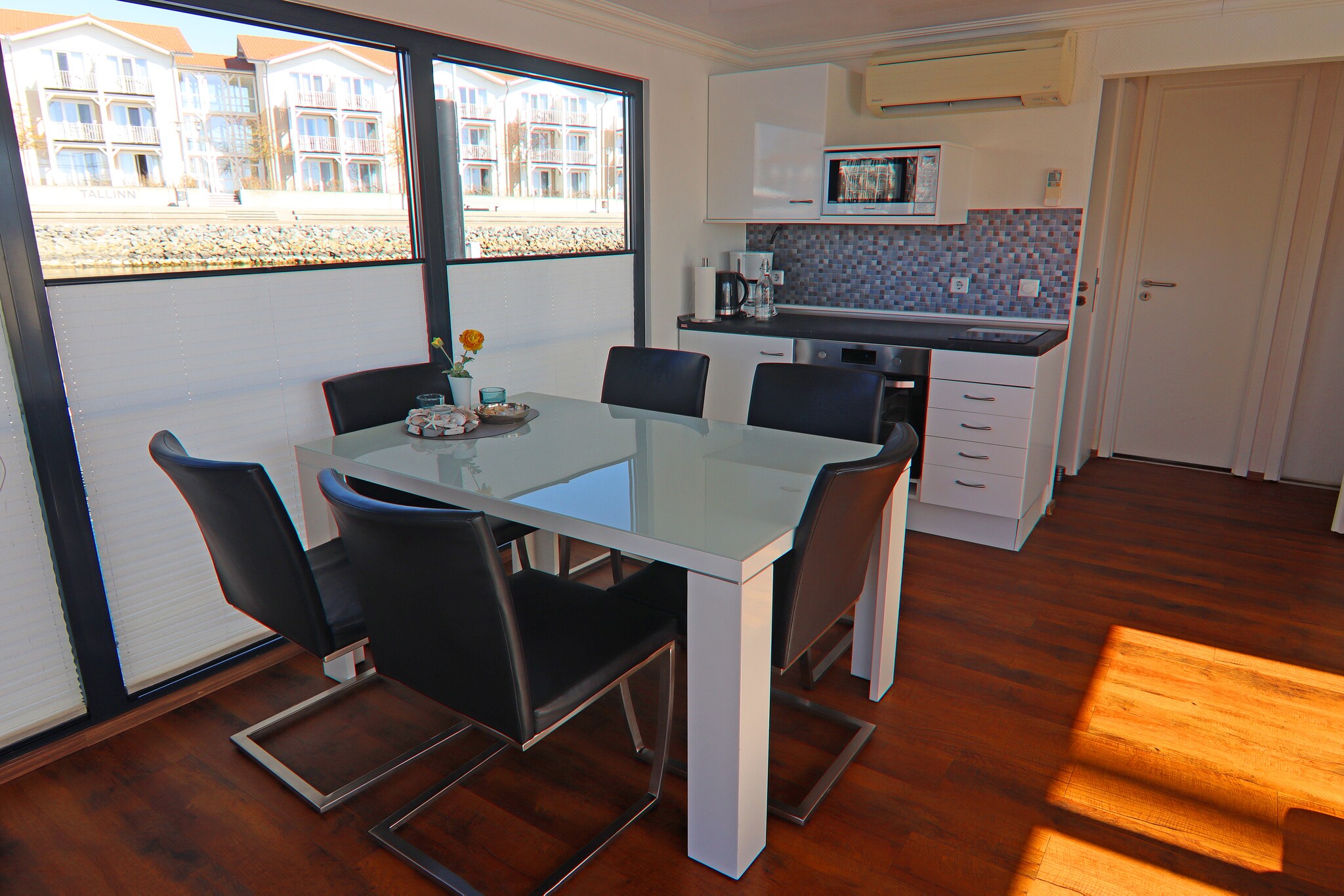 Hausboot Familiy & Friends LP 1 / 3 Personen-Eetkamer