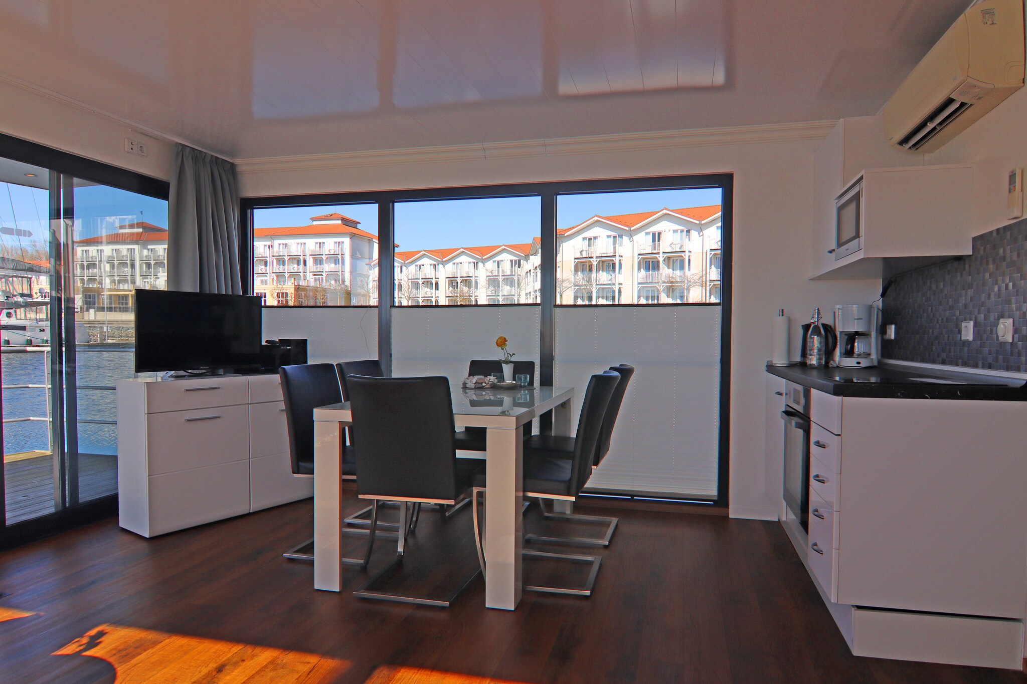 Hausboot Familiy & Friends LP 1 / 3 Personen-Eetkamer