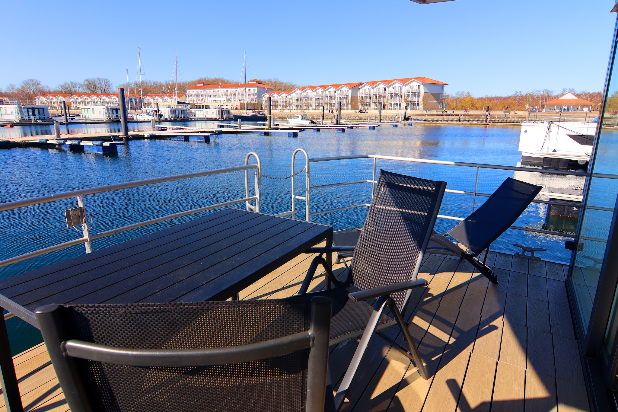 Hausboot Family & Friends mit Hund LP 10 / 4 Personen-Terrasbalkon