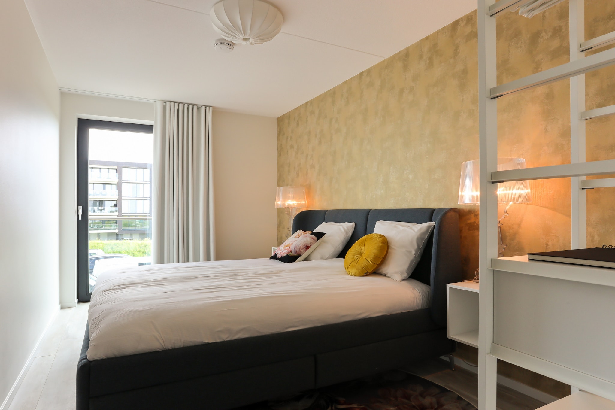 Ground floor: (open kitchen(electric kettle, coffee machine, oven, dishwasher, fridge), Living/diningroom(TV, dining table), bedroom(single bed, single bed), bedroom(double bed), bathroom(shower, washbasin, toilet), toilet, balcony or terrace)\n\nparking