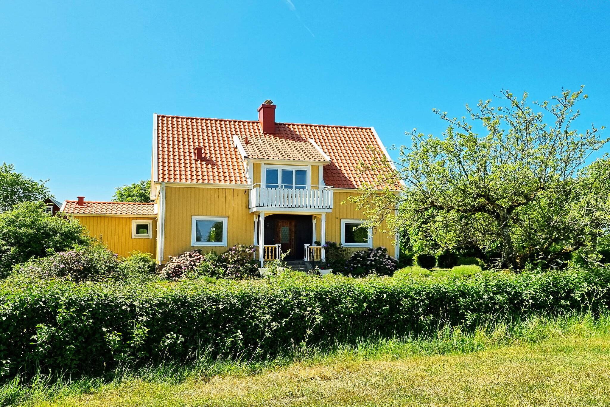 A warm welcome to Kängshult and this generous villa of 145 square meters, which is situated in a beautiful natural setting in a quiet area. Perfect for the large family or group that values a large garden and spacious areas to hang out on. The house is on two levels. On the first floor you will find incredibly social areas. Spacious, updated kitchen with dining table and 8 chairs. Living room, game room and activity room connected to each other and a lovely outdoor room. Fresh bathroom with WC, shower and sink and a separate WC. You reach the upper floor from two different stairs. There are two extra beds for rent in the cabin (the price is agreed with the cabin owner and is paid on site). On the upper floor you have three bedrooms with a double bed in each (two 90 cm wide beds put togehter in one of the rooms) quality beds from Mio purchased in 2023. Two smaller sleeping alcoves with a 90 cm bed in each. This way you can really spread out and sleep well! Bathroom in a slightly older style with WC, bathtub and sink. Airy balcony where you can enjoy the view and maybe see the bird cranes that nest in the area. The garden invites the children to play while dinner is cooking on the grill. At the municipal bathing spots at Lake Agnasjön or Sörsjön you can take a bath. If you are looking for adventure, there is a gliding club (KSFK) 12 km away that offers various activities. The large cities of Växjö (37 km) and Värnamo (40 km) have many restaurants, shops and experiences. In summary, a peaceful location, lovely areas and many beautiful lakes in the immediate area. A warm welcome to your holiday home!