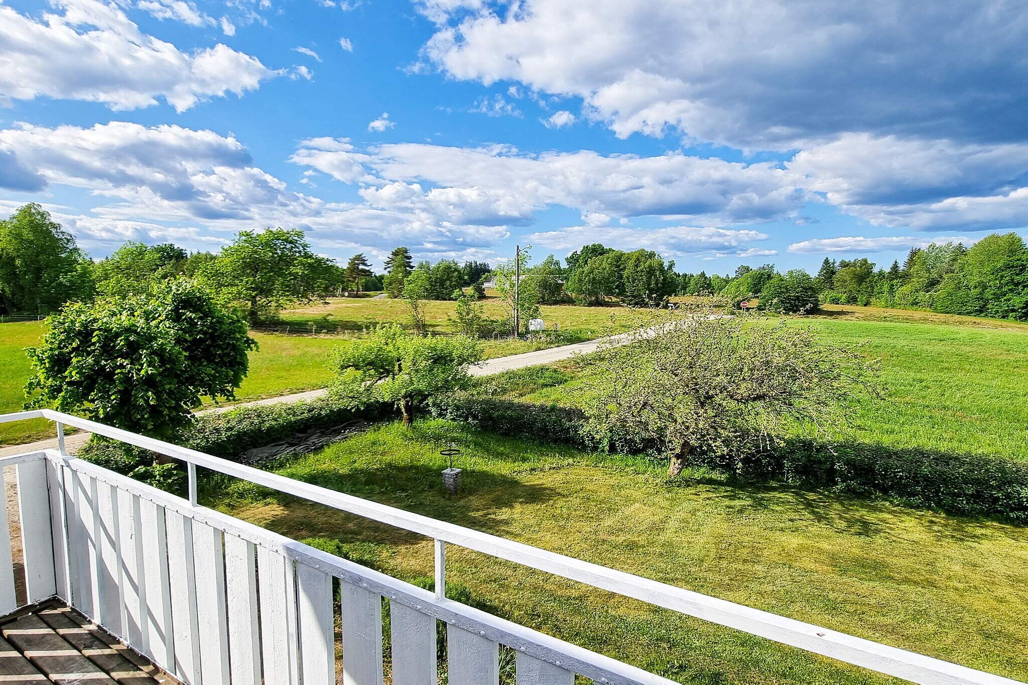 A warm welcome to Kängshult and this generous villa of 145 square meters, which is situated in a beautiful natural setting in a quiet area. Perfect for the large family or group that values a large garden and spacious areas to hang out on. The house is on two levels. On the first floor you will find incredibly social areas. Spacious, updated kitchen with dining table and 8 chairs. Living room, game room and activity room connected to each other and a lovely outdoor room. Fresh bathroom with WC, shower and sink and a separate WC. You reach the upper floor from two different stairs. There are two extra beds for rent in the cabin (the price is agreed with the cabin owner and is paid on site). On the upper floor you have three bedrooms with a double bed in each (two 90 cm wide beds put togehter in one of the rooms) quality beds from Mio purchased in 2023. Two smaller sleeping alcoves with a 90 cm bed in each. This way you can really spread out and sleep well! Bathroom in a slightly older style with WC, bathtub and sink. Airy balcony where you can enjoy the view and maybe see the bird cranes that nest in the area. The garden invites the children to play while dinner is cooking on the grill. At the municipal bathing spots at Lake Agnasjön or Sörsjön you can take a bath. If you are looking for adventure, there is a gliding club (KSFK) 12 km away that offers various activities. The large cities of Växjö (37 km) and Värnamo (40 km) have many restaurants, shops and experiences. In summary, a peaceful location, lovely areas and many beautiful lakes in the immediate area. A warm welcome to your holiday home!