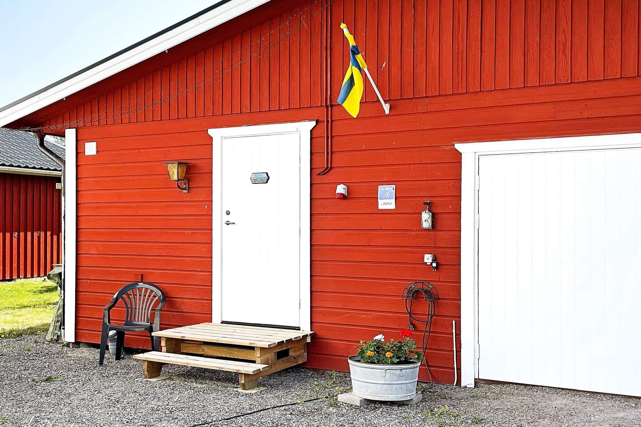 Internet Access DSL, Kitchen(cooker(2 ring stoves), coffee machine, microwave, fridge(+ freezer)), Living/bed room(double folding bed), bedroom(2x bunk bed), bathroom(washbasin, shower, toilet), garden furniture, parking, geothermal energy, air to water heatpump