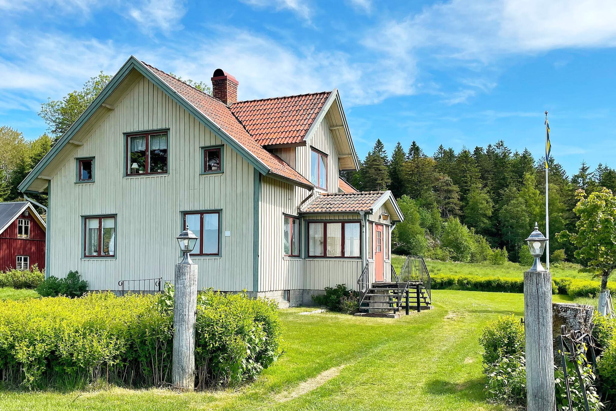 This charming rural villa is located in beautiful Dalsland. The house is of an older style that has been warmly renovated inside. Here there are plenty of green areas for the children to play. The house is located on a farm elevated on a hill with beautiful views of the surroundings. Here the best of two landscapes meet, Munkedal in BohuslÃ¤n and Valbo-Ryr parish located in Dalsland. You are close to swimming in several lakes around, one by the church about 5 minutes by car. You are welcomed into a smaller hall. The kitchen is newly renovated in 2023 with light and warm country style. Adjacent is the living room with comfortable sofa, armchairs and TV corner. The kitchen has everything to offer. Large fridge and freezer if you find fishing luck in any of the lakes. A fishing license is required, which can be bought in Munkedal or FÃ¤rgelanda. The staircase is bright and the older charm remains. Next to this is a small bathroom with washing machine wc, sink and small shower area. The stairs up lead you to the bedrooms with a large bedroom with a double bed of 180 cm. The living room has a desk and a bunk bed for 2 beds. The house is perfect for the family of 4 people or the group of 2-4 people. There has been a cat in the home and there is a cat living in the yard. There is a great chance to see Sweden's wild animals roaming the grounds such as deer, hares, foxes and, if you are lucky, even moose. If you want to get to the sea, you can easily do so with a day trip to the beautiful SaltkÃ¤llan. Dalsland itself has a lot to experience and see and it is probably beautiful nature. Here you will enjoy yourself and have an enjoyable holiday Welcome.