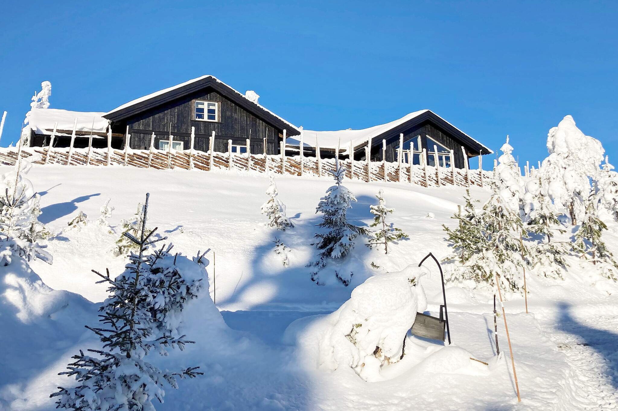 Great cabin in idyllic nature. Perfect for outdoor activities both summer and winter. Right next to cross-country skiing trails and with Nesfjellet Alpine Center 8 km away. Guests need to bring bed linen and towels. Spacious holiday house that sleeps 10. Two terraces where you can relax and enjoy the sun. 4 bedrooms; 3 on the main floor with double beds, and 1 bedroom in the loft with a double bed and single bed. In the loft, there are also mattresses for several more people. Combined kitchen and living room with plenty of space. TV and internet. Two bathrooms with WC, shower, and underfloor heating. Washing machine. Good standard. Several fishing lakes in the area that are also great for swimming. Beach at Trytetjern with all facilities needed for a lovely summer day: Kiosk, shower/toilet, sand volleyball court, water trampoline and a small beach. 9-hole golf course 10 minutes away with a restaurant that is open all year. Great hiking trails and lots of cycle paths, including one of Norway's longest and most spectacular: Hallingspranget that is 17 km long and has a 1,000-meter drop in height. Nystølen Café is open during the season and within walking distance of the cabin. 8 km to Nesfjellet Alpine Center with 6 lifts, 15 slopes suitable for all levels. A restaurant on the ground is open in the opening hours of the alpine center. From the cabin, there is only a short drive to Langedrag Nature Park, open to visitors all year with 25 different animal species and a selection of old livestock breeds and wild animals from the Norwegian fauna.