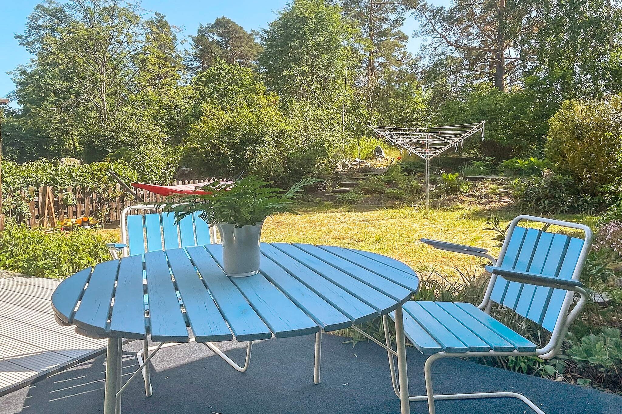 Newly renovated nice terraced house in the summer town of Västervik, where you are close to both the town and a refreshing dip at the beautiful Lysingsbadet. The house has a lovely rear with a green area, patio, outdoor furniture and awning. In the stylish kitchen, there is a dining area, dishwasher and most everything you might need. You have a beautiful living room with large windows for nice light and a patio door to the back. There is both sofas and comfortable armchairs to lean back in and enjoy in front of the TV or perhaps a good book. You have three bedrooms, one downstairs with a comfortable double bed and two upstairs with a single bed in each room. On the lower level there is a newly renovated large bathroom with sink, shower, wc, washing machine and dryer. Bathroom with sink, toilet and bathtub is also on the upper floor. The area has a high comfort factor and there is a nice playground where the children can play at a safe distance. Västervik, which has previously been named the summer city of the year, offers a lovely atmosphere with its location right by the sea. There are a number of summertime events here as well as nice restaurants and shops. From here you can take boat trips out to some of the archipelago's most beautiful islands. Lysingsbadet is a very popular bathing spot where you can enjoy bathing by the large sandy beach, the piers or by the beautiful cliffs. There is also an adventure pool that the children love, as well as a restaurant, high-altitude park, padel courts, bouncy castle land, SUP and kayak rental, adventure golf and Västervik's largest playground. There is a nice golf course for those interested in golf. At the beautiful Gränsö Castle, you can enjoy a day at the spa or a good meal at the castle. Not rented out to youth groups or for parties. Burning in the stove not allowed.