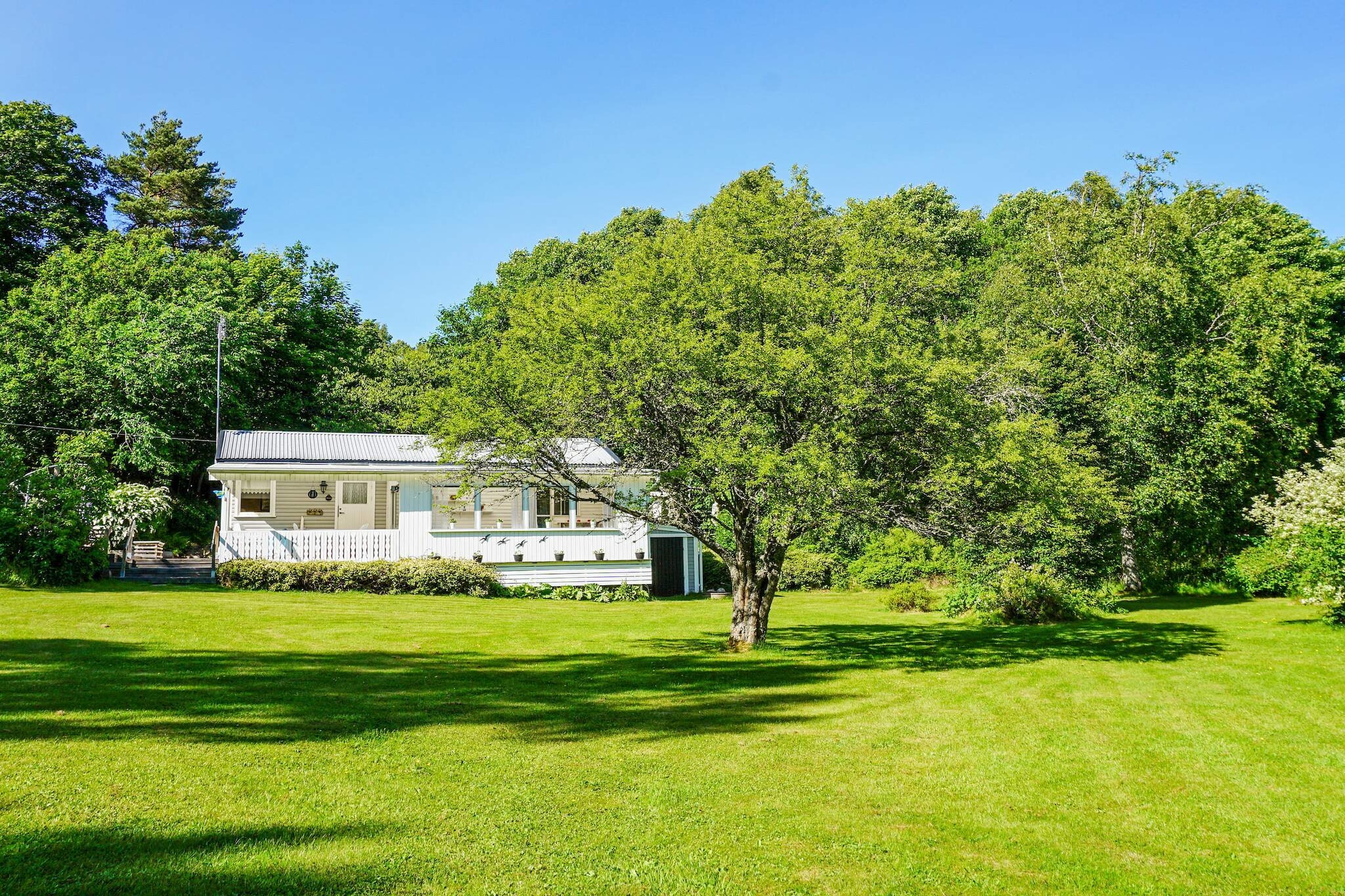 Welcome to this family-friendly and cozy cottage close to Brofjorden's surging sea and salty baths. Here you live very comfortably in a scenic and quiet environment, from the cottage it is also close to Lysekil and Brastad with the surrounding beaches, golf courses and other excursion destinations worth visiting. The accommodation is also a perfect starting point for those who want to practice outdoor life, popular in the area is to challenge the mountains in the form of rock climbing, it is not far to some of BohuslÃ¤n's best mountains or to explore the sea environment outside both from above and below the surface, feel free to bring or rent a kayak. In the immediate area there are several nice walking paths, including the popular coastal path that passes outside where you can hike and maybe meet one of the forest's animals or pick your own mushrooms or just enjoy the view of the sea and the nature close to the sea. The cottage is beautifully situated surrounded by large generous grass areas and a nice garden. With its proximity to sea bathing, it is perfect to take a morning or an evening walk down to the sea and then sit on one of the balconies to rest or eat. Via one of the balconies you reach the cabin's entrance, once inside you are greeted by a hall from which you enter the cabin's open kitchen with stove, fridge/freezer, microwave and coffee maker. From the kitchen area you enter the cabin's living room with sofa bed and TV. From the living room, a small staircase leads down to the large glazed conservatory with an opening glass section to the entrance area's covered patio area. The cottage has a bedroom with single beds. The cottage's toilet and bathroom with shower and washing machine are located in a separate building a few meters from the cottage and are accessed via the cottage's back door from the kitchen. In the cabin's hall there is a sink that simplifies morning and evening chores. Next to the cabin there is a terrace with summer furniture, parasol and grill, a perfect place for grilling and enjoying meals, discussing the day's adventures or play games on the large lawn outside. Immediately upon entering the plot, you are greeted by the first annex. Here there is a cozy small space with a bunk bed. At the other end of the building, there is a bathroom with a toilet and a shower just one step from annex number two. There is a small kitchen where you can prepare your morning coffee and today's lunch. Perfect for the small family who want to take care of themselves as there is a double bed and a bunk bed in the bedroom. In addition to the cottage and annex, the deep garden offers plenty of space for outdoor activities. There are grassy areas where children can play and adults can relax. Trees and bushes provide shade during hot summer days. The lush garden gives a sense of peace and tranquility, and it is easy to feel relaxed and close to nature here. It is a perfect place to vacation for a larger family or group of friends who want to spend time together and enjoy a secluded and peaceful environment. Lysekil, which is popularly known as &quot;The City by the Sea&quot;, is located at the far end of the sea belt. Experience the fantastic feeling of freedom that the sea gives us on hikes on nature reserves and paths with fine smooth red granite rocks that are unique in BohuslÃ¤n. During the summer season, many concerts with famous artists, sing-alongs in the park, etc. are offered. Several nice shops with a selection for different tastes. It is also a pleasure to ride the small train around Lysekil, during the trip you also get a bit of history about Lysekil or why not walk through the older part of Lysekil from the 17th - 19th century. Cozy buildings along the narrow street towards Norra Hamnen, which in recent years has become a beach promenade. Pinneviken's fine bathing area and StÃ¥ngehuvud's nature reserve known for its special light which has made the area well-visited by photographers, among others, here you can experience fantastic sunsets reflected in the sea. Take a boat trip across to the other side of the Gullmarsfjord and wander the winding streets among FiskebÃ¤ckskil's sea shacks and captain's villas. For those interested in golf, the club can be swung on Holma's fine 18-hole course. Welcome to a pleasant stay in Brastad and the surrounding area!