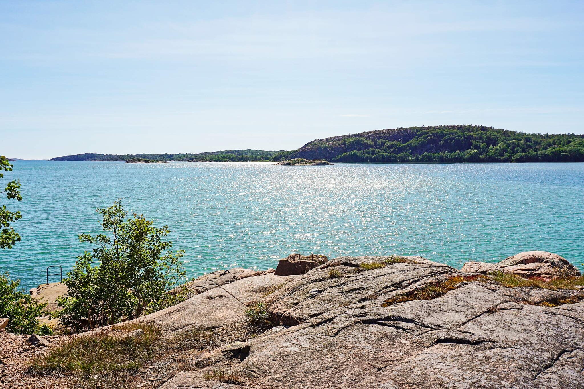 Annex: (2x bunk bed)\n\nKitchen(cooker(electric), hood, coffee machine, microwave, fridge-freezer, water from well), Kitchen(cooker(electric), coffee machine, fridge(+ freezer), water from well), Living/bed room(double folding bed, TV(swedish TV channels)), bedroom(2x single bed), bedroom(reachable from the outside)(2x double bed), bathroom(washbasin, shower(reachable from the outside), toilet, washing machine), bathroom(washbasin, shower(reachable from the outside), toilet(organic)), conservatory(garden furniture), heating(electric), terrace, terrace(roofed)(garden furniture), garden, BBQ, parking