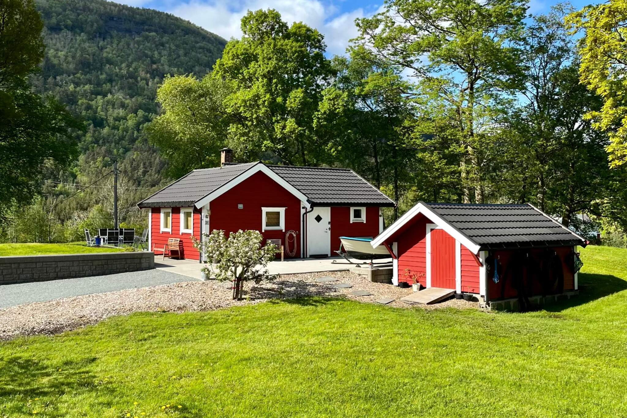 Welcome to this hidden gem by the fish-rich and beautiful Hardangerfjord, perfect for anyone seeking outdoor activities as well as silence and peace. The holiday home is comfortably furnished and has several large patios, where you can listen to the buzzing birdlife while you enjoy the day's catch. Gas grill and fire pit available. Kitchen equipped with everything you need for a successful holiday. One bedroom with a double bed with plenty of cupboard space and one bedroom with a double bed in the loft, please note that the second bedroom is only available by steep stairs/ladder. Bathroom with shower and WC. At the entrance, you will find a storage room with a laundry room. For rent 1.5.-1.10: 1 x 18 foot Hobby 528CC with 60 HP Yamaha, Garmin 7-inch chart plotter, GPS and sonar. The boat is on a buoy and floating jetty by the shore for boarding and disembarking. Filleting table with light and water in the garage (20 m from the cabin) and freezer. The owner is happy to inform you about good fishing spots on land. There is a filleting table with light and water in the garage as well as a large freezer capacity. With its 183 km, the Hardangerfjord is Norway's second longest fjord. In addition to surrounding mountains, the area by the Hardangerfjord offers some of Norway's most beautiful waterfalls. The area has long traditions in fruit growing and is wonderful in the spring when the fruit trees are in bloom. Great for hiking and outdoor activites.